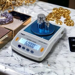 เครื่องชั่งละเอียด 600 g. ค่าละเอียด 0.01 g. (ตู้ครอบอะคริลิค)