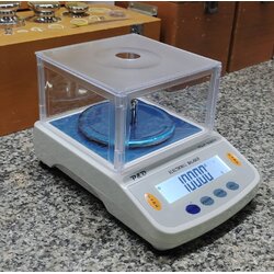 เครื่องชั่งละเอียด 300 g. ค่าละเอียด 0.01 g. (ตู้ครอบอะคริลิค)