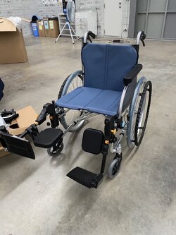 รถเข็นวีลแชร์ไซร้ใหญ่ อลูมิเนียม แบรนด์ญี่ปุ่น Matsunaga AR-500 (車いす) เบาะนั่งกว้างพิเศษ 20 นิ้ว + โครงที่พักเท้าแบบปรับได้ สามารถยกตรงได้ (Elevating Foot Rest) เหมาะกับผู้ใช้งานใส่เฝือกที่ขา รับน้ำหนักสูงสุด 130 กก. สำหรับคนมีรูปร่างอ้วน ใหญ่