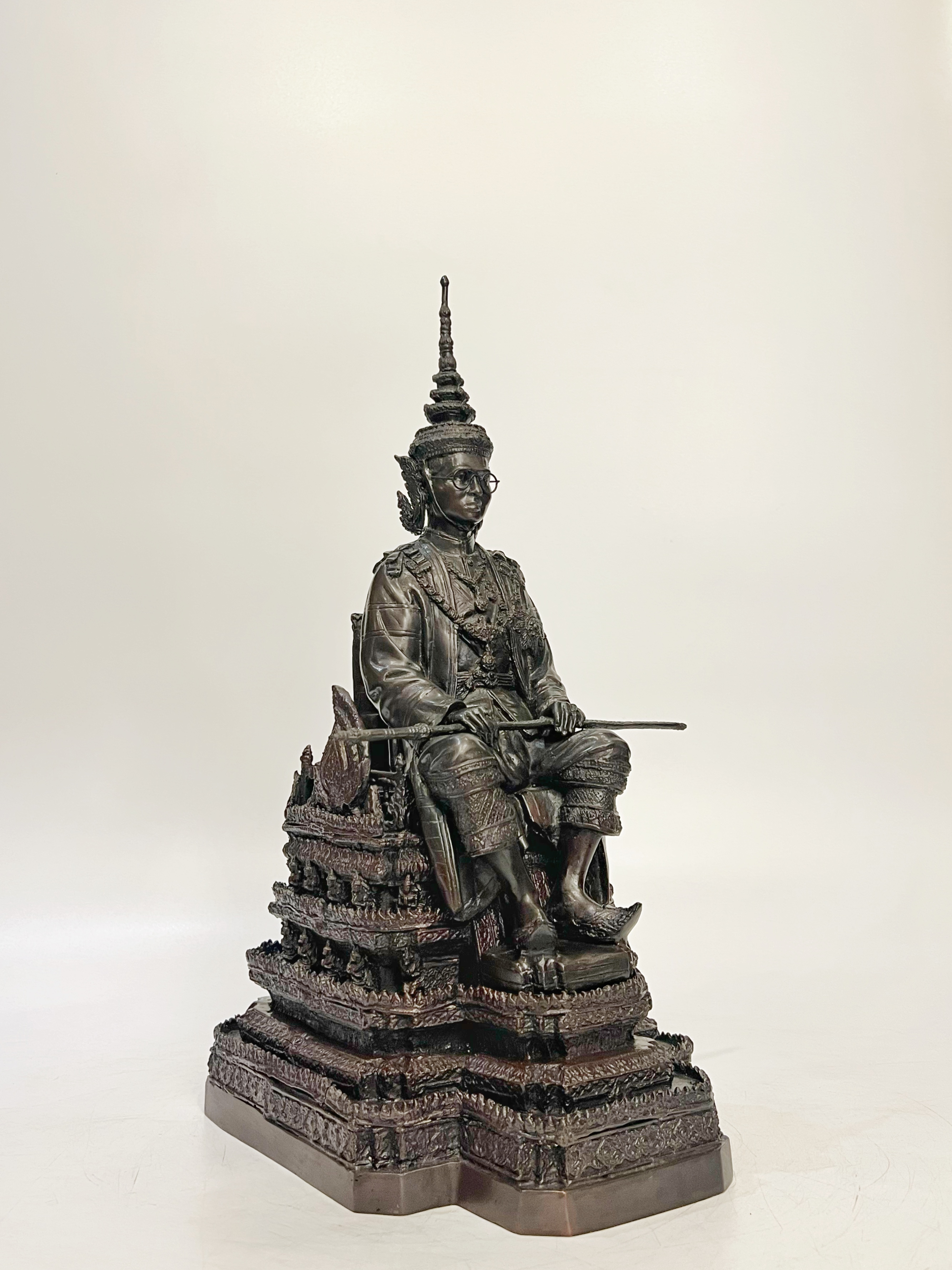 รัชกาลที่ 9 นั่งบัลลังก์ หน้าตัก 5 นิ้ว