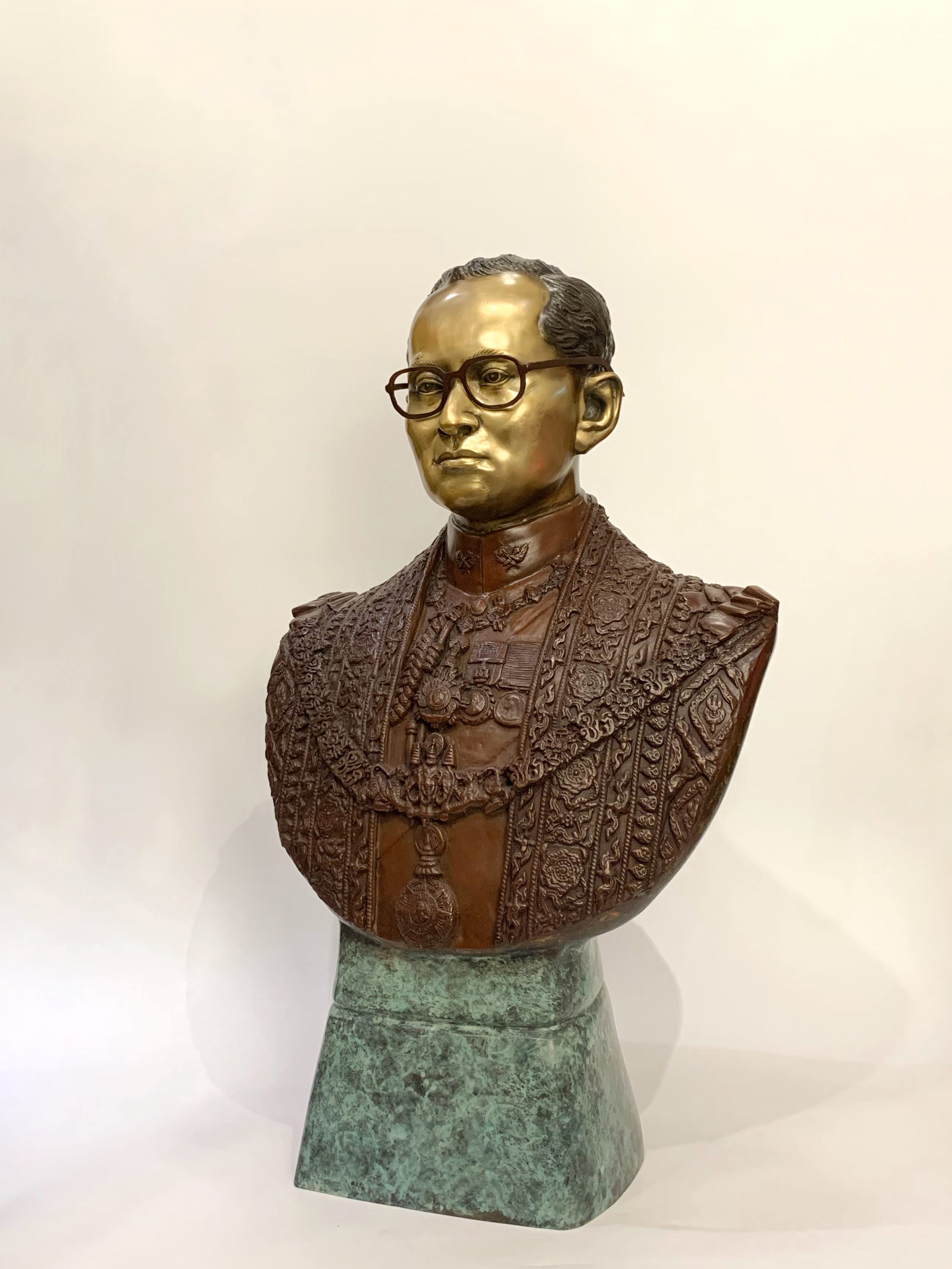 รัชกาลที่ 9 ครึ่งพระองค์ (ขนาดเท่าจริง)
