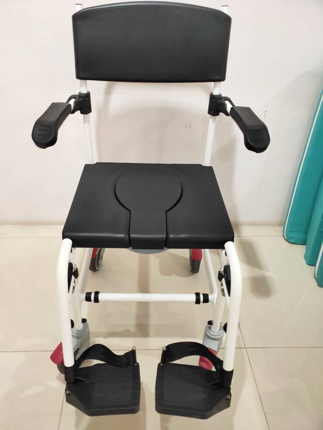 รถเข็นวีลแชร์นั่งถ่าย พร้อมถังรอง ที่วางแขนยกเปิดขึ้นได้ โครงพักเท้าสวิงเก็บได้ รหัส Y612