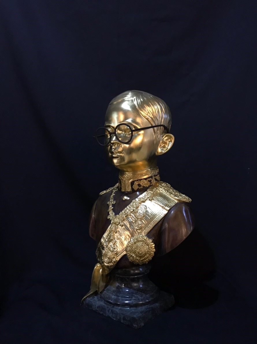 รัชกาลที่ 9 ครึ่งพระองค์ ทรงพระเยาว์