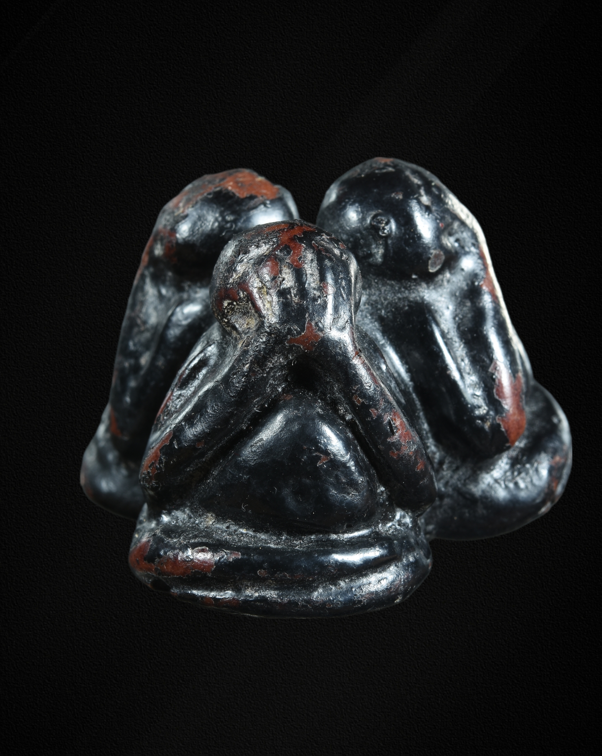 พระปิดตาสามเกลอ เนื้อผงคลุกรัก