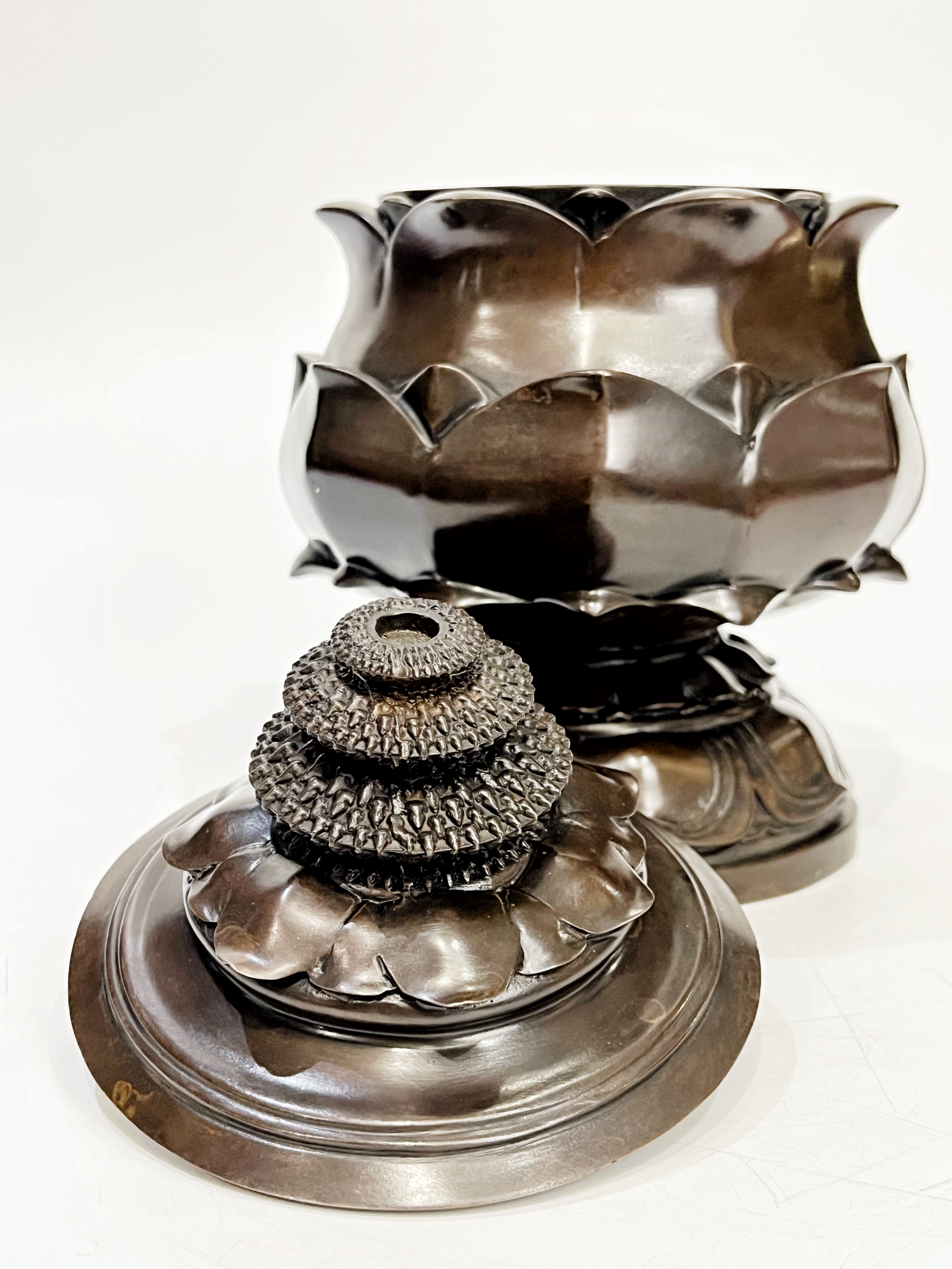 บาตรน้ำมนต์ (บัว)