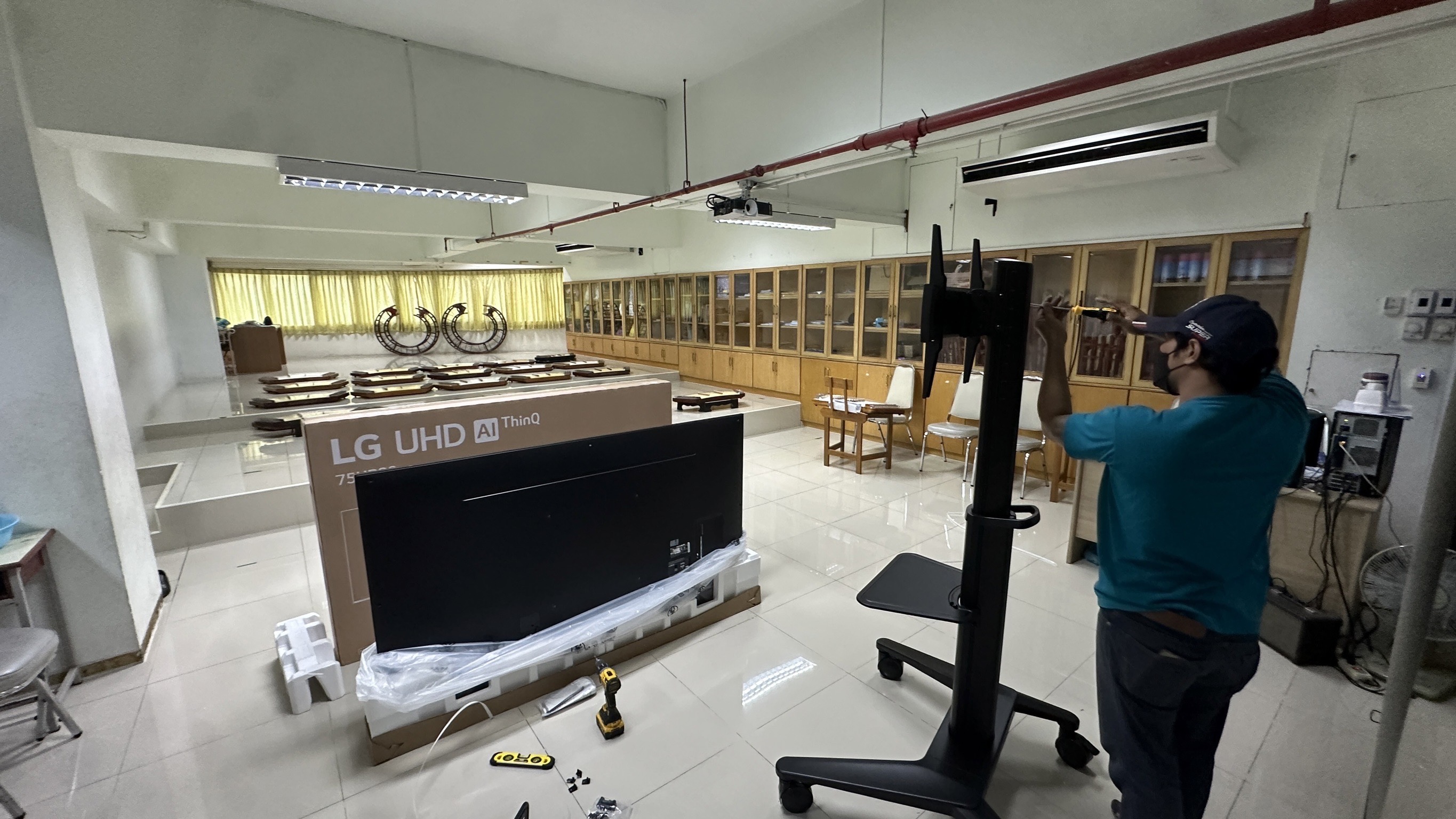 JMTVSTAND MT-F9100 ขาตั้งพื้นทีวีมีล้อเลื่อน สีดำ วัสดุอลูมิเนียม รูปทรงสวยงาม ทันสมัย รองรับทีวีขนาด 37"-75นิ้ว{รับประกัน 3 ปี }0964746498