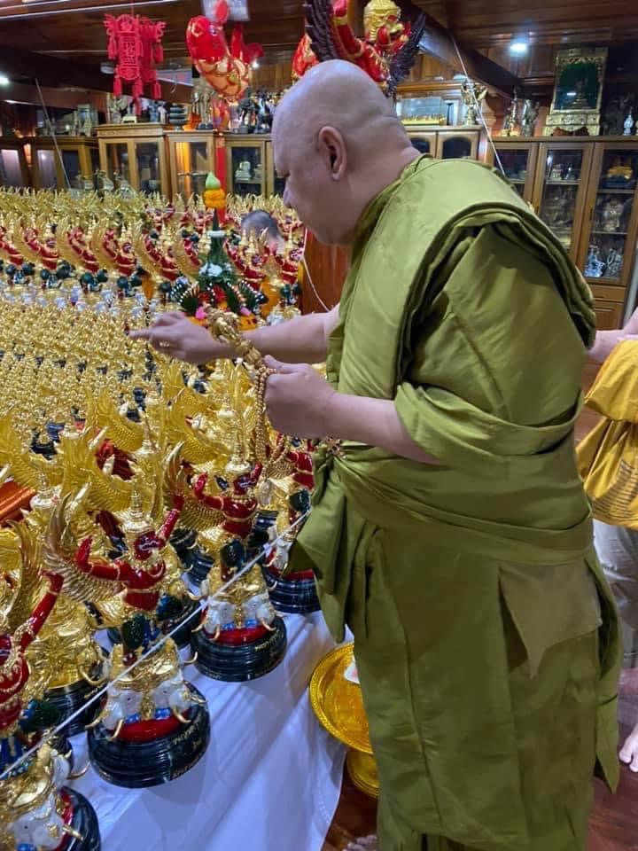 พญาครุฑ องค์บูชา รุ่น มหาเศรษฐี สูง 8 นิ้ว (ขนาดกลาง) พร้อมฐานมะค่า