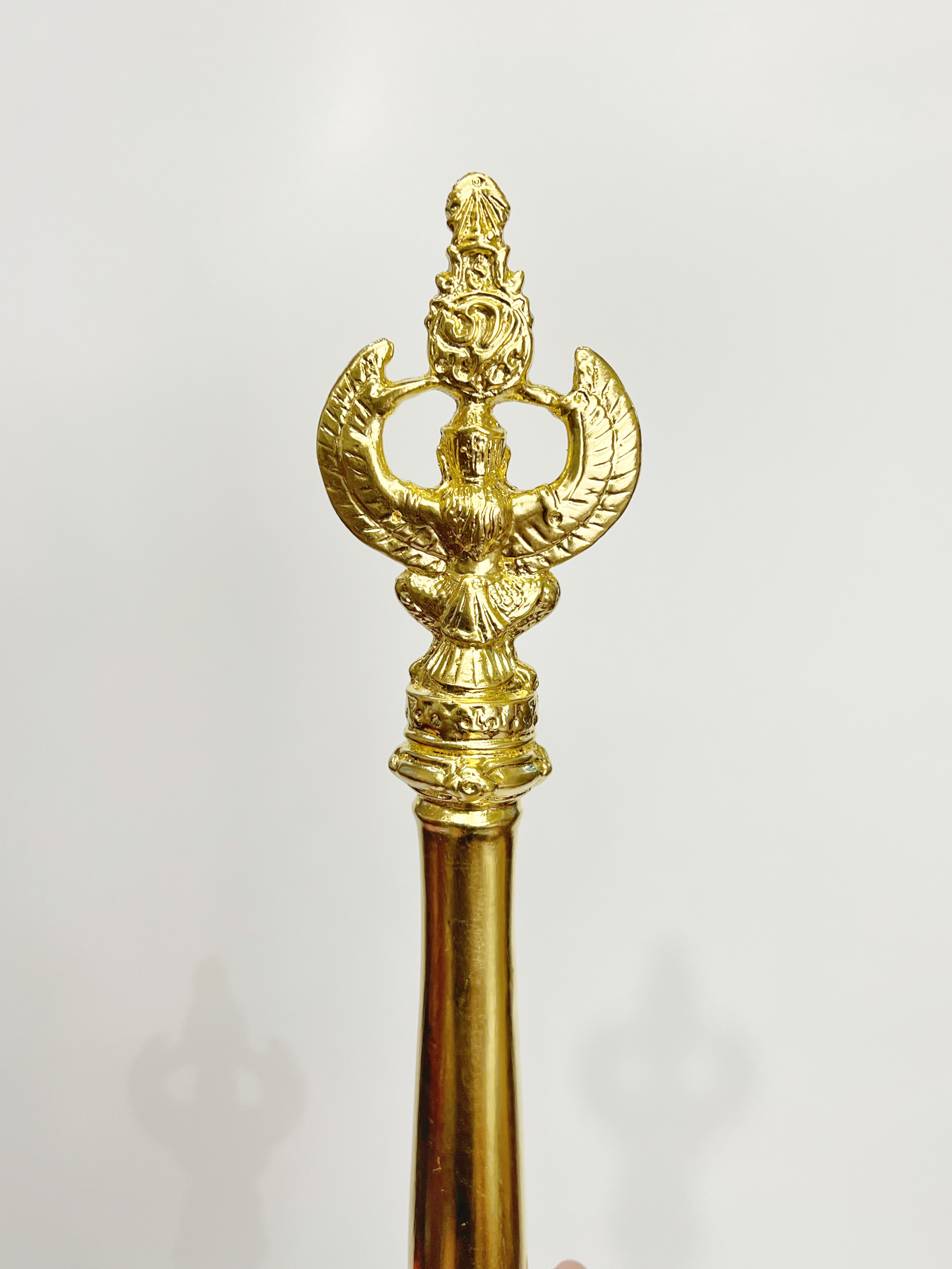 พระคฑาจอมพล ในรัชกาลที่ 9 พร้อมแท่นวางไม้มะค่าแบบสี่เสา