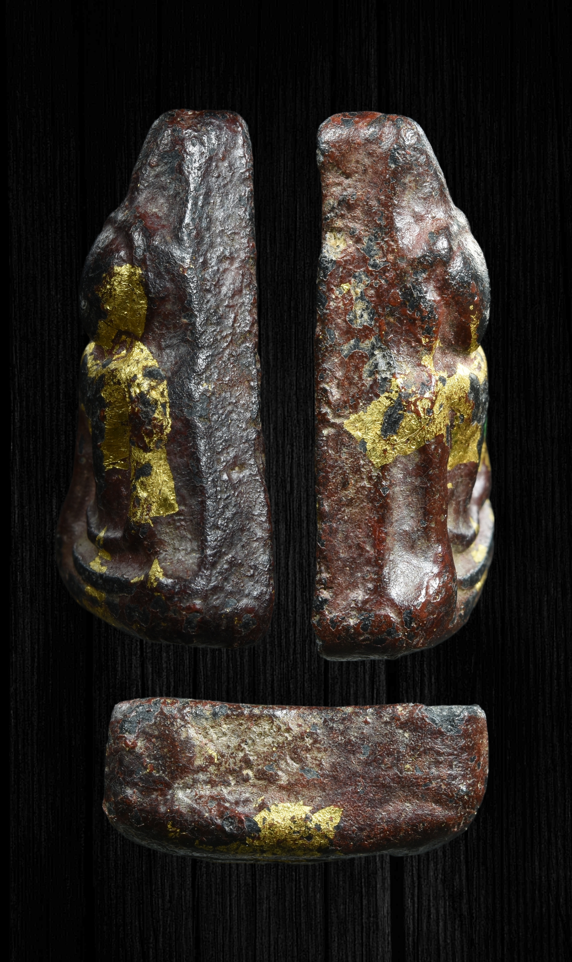 พระนางพญา พิมพ์เข่าโค้ง มีคราบลงรักปิดทอง