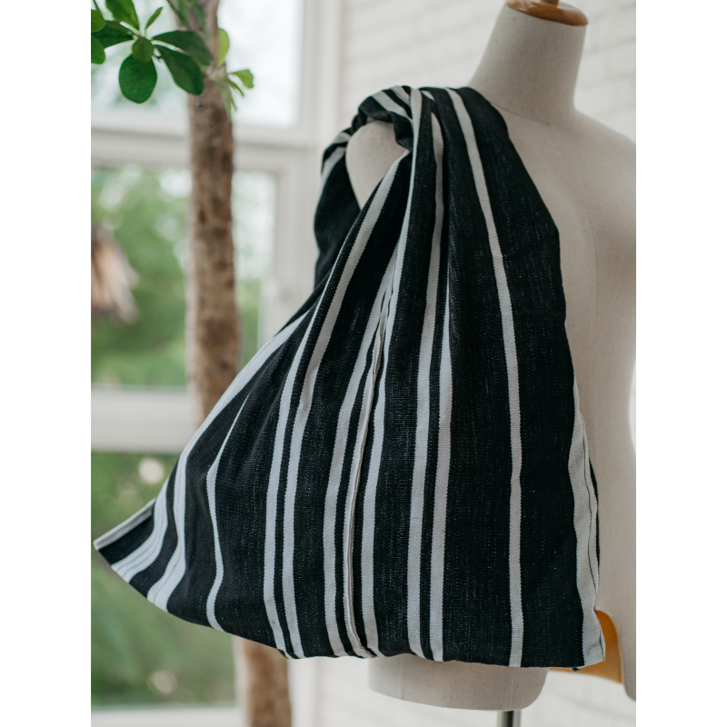Onigiri Bag กระเป๋าย่ามทรงข้าวปั้นญี่ปุ่น มีสีดำ สีแดง และสีชมพู งานสั่งทำ 45-60 วัน Designer ไชยยงค์ รัตนอังกูร
