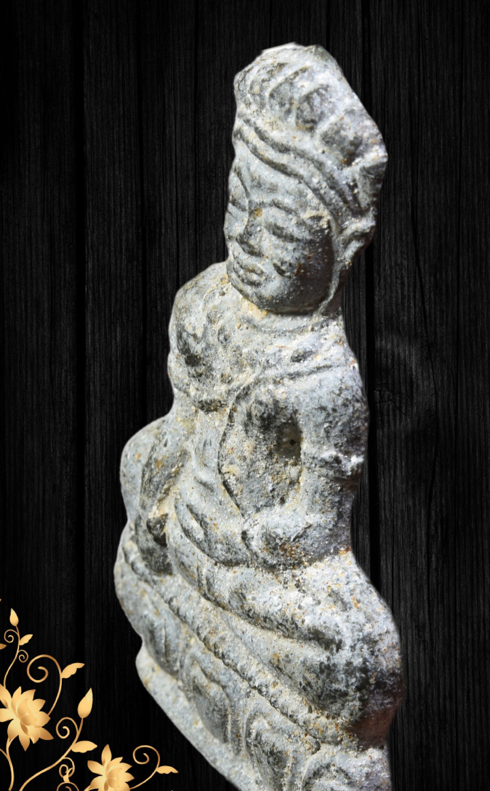 พระร่วงนั่งทรงเครื่อง ฐานบัว