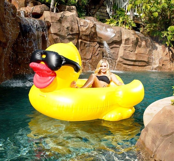 ห่วงยางเป็ดเหลืองใส่แว่นดำ ขนาดใหญ่ Inflatable Giant Yellow Duck Sunglasses Pool Float