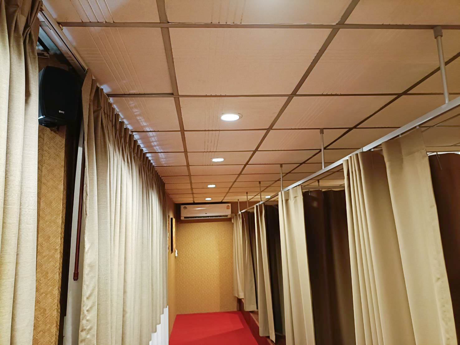 ติดตั้งเครื่องเสียง เดินสายลำโพง ติดลำโพง 10 ใบ แอมป์ขยายเสียง 2 เครื่อง ในส่วนร้านอาหารครัวอัปสร และในโซนสปา ซอยวิภาวดี 50