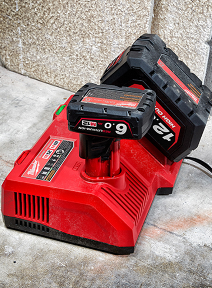 MILWAUKEE แท่นชาร์จแบตเตอรี่แบบซุปเปอร์ชาร์จ 12-18 โวลต์ Super Charge REDLITHIUM™ M12 และ M18