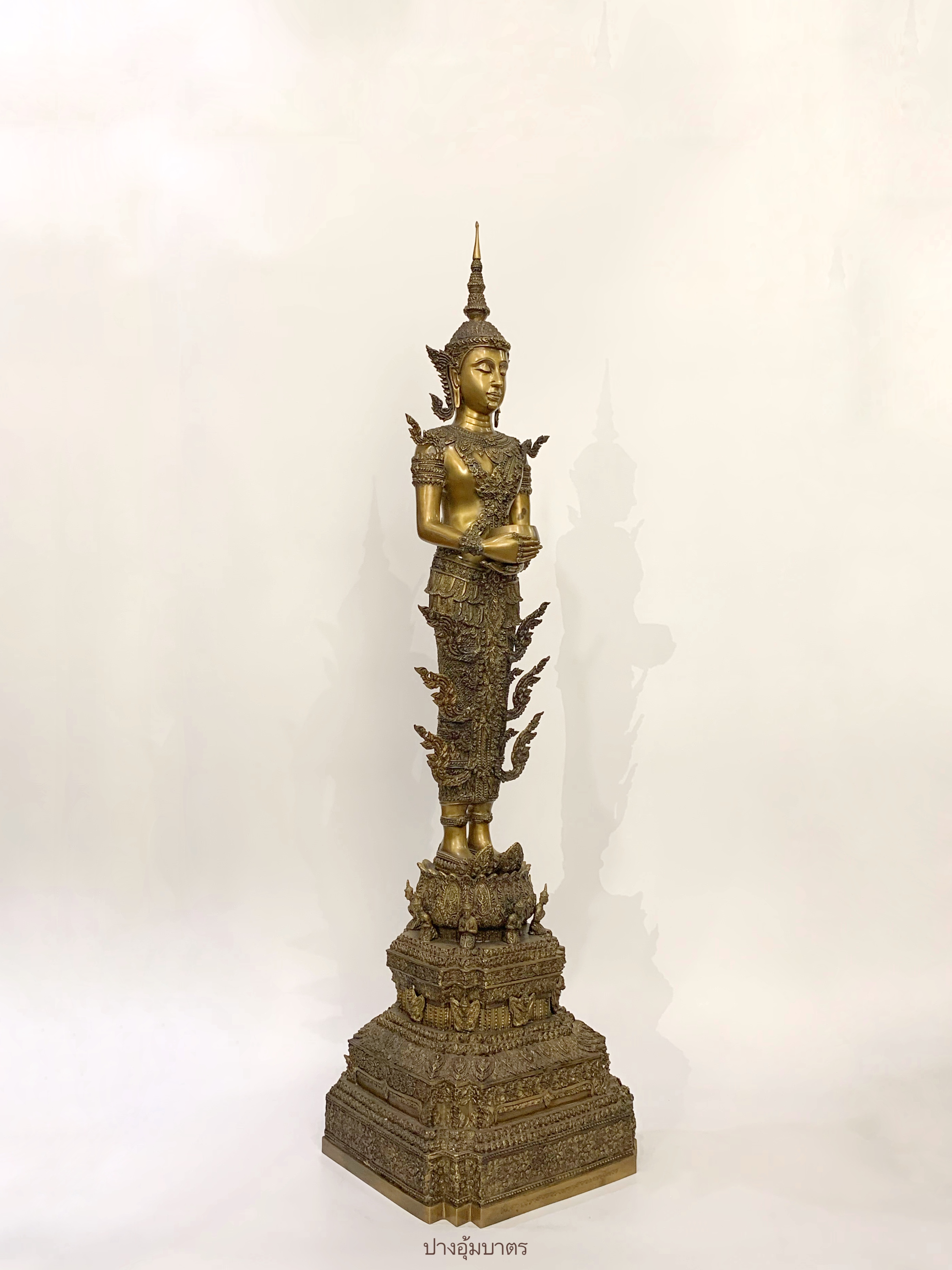 พระพุทธรูป ปางอุ้มบาตร ทรงเครื่องจักรพรรดิ์ หน้าตัก 9 นิ้ว