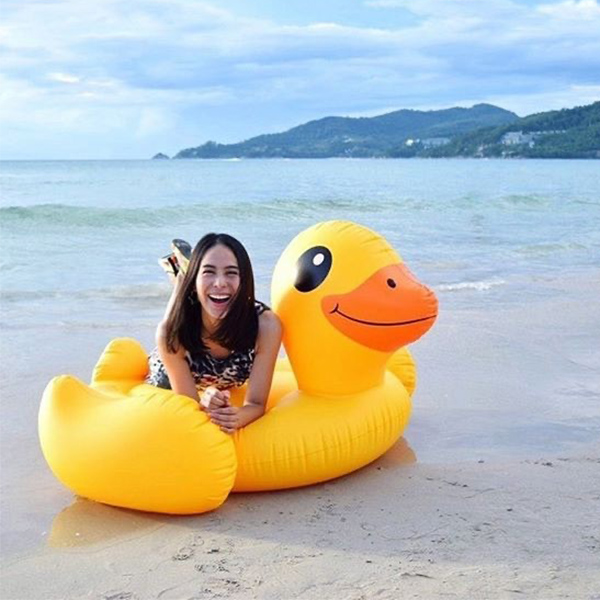 แพยางเป็ดสีเหลืองขนาดกลาง Inflatable Yellow Duck Float (150x80cm)