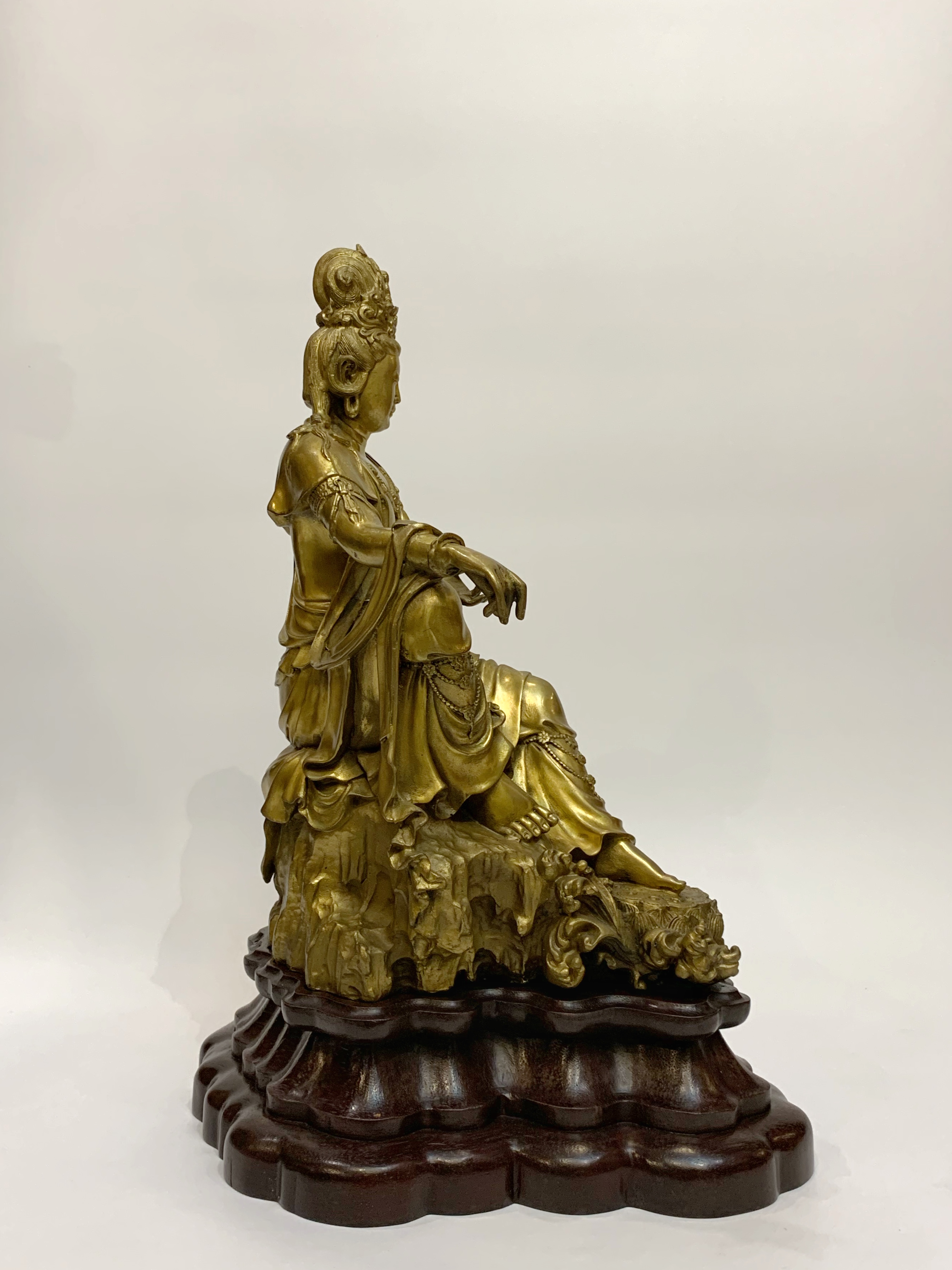 พระโพธิสัตว์กวมอิม พร้อมฐานไม้มะค่า