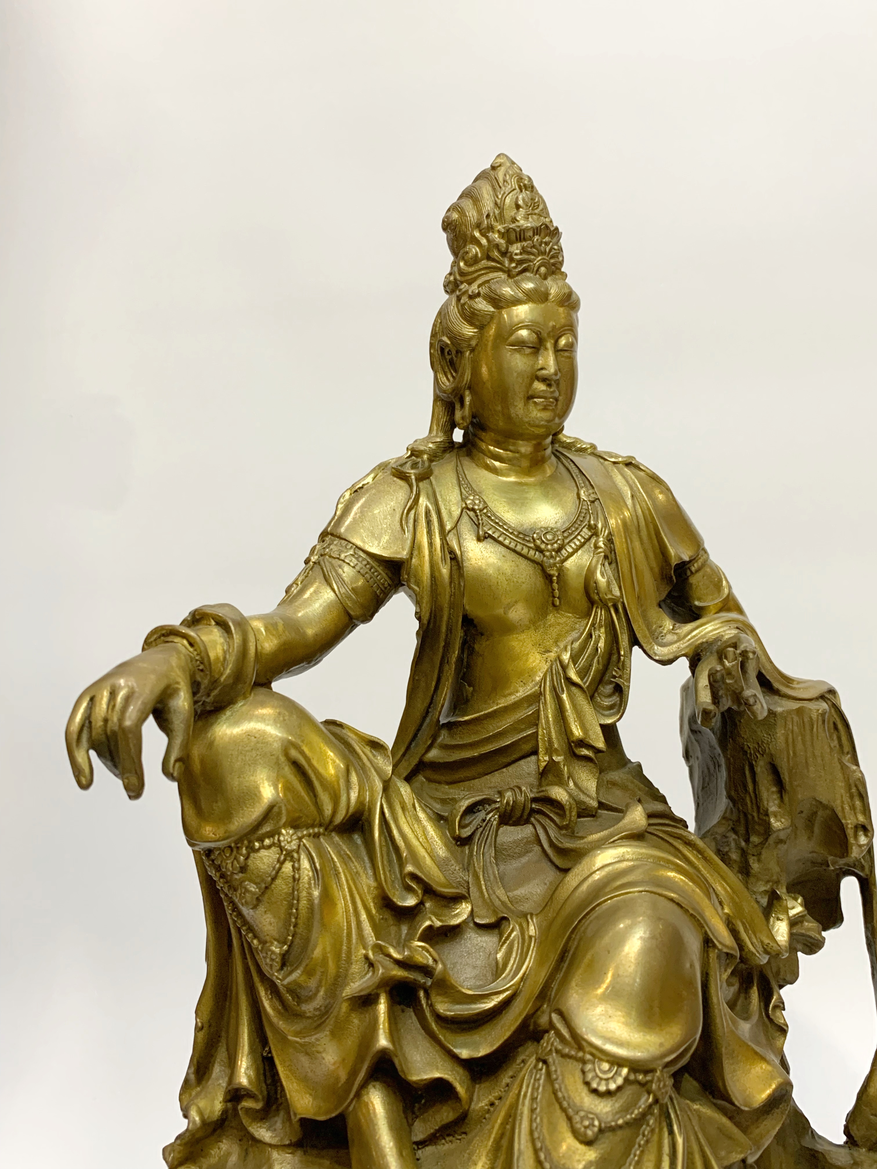 พระโพธิสัตว์กวมอิม พร้อมฐานไม้มะค่า