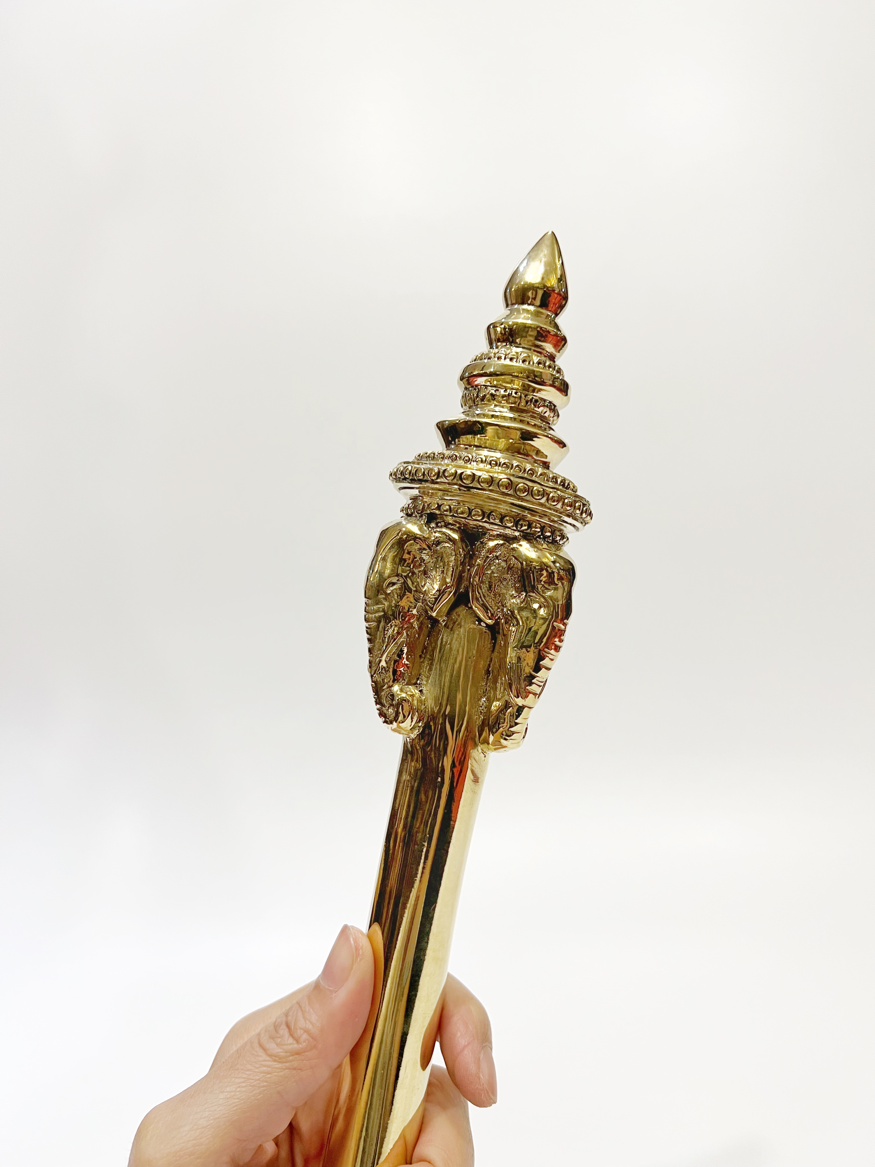 พระคฑาจอมพล (คฑาช้างสามเศียร) พร้อมแท่นวางไม้มะค่าแบบสองเสา