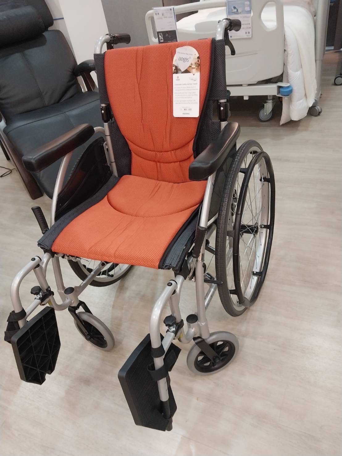 รถเข็นอลูมินัมอัลลอยด์คาร์ม่า S-Ergo 125 ( WheelChair KARMA S-Ergo 125) ถอดชิ้นส่วนได้ ที่พักแขนยกเปิดขึ้นได้ สะดวกต่อการเคลื่อนย้ายผู้ใช้งาน นั่งสบาย รองรับน้ำหนักสูงสุด 115 กิโลกรัม
