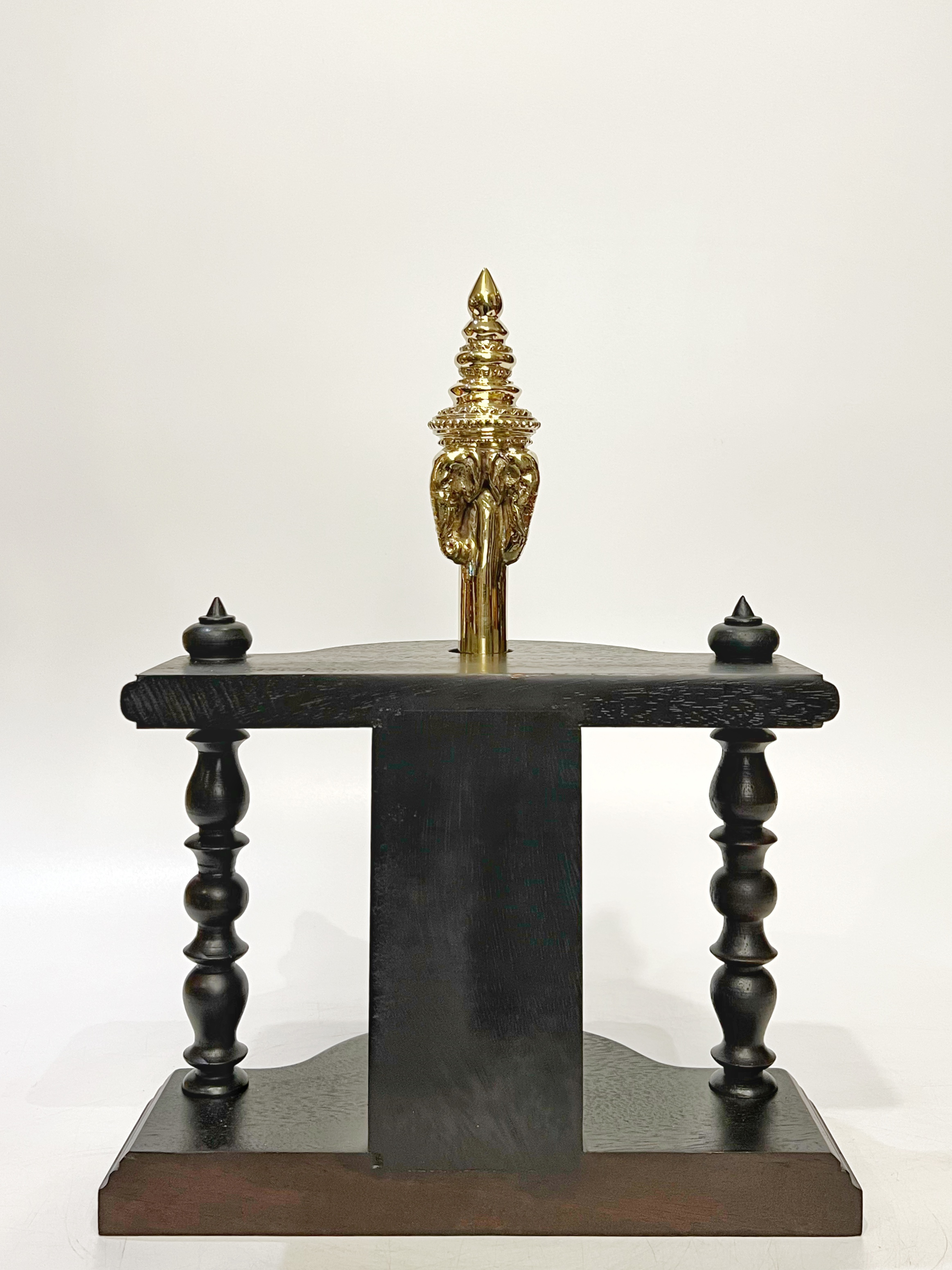 พระคฑาจอมพล (คฑาช้างสามเศียร) พร้อมแท่นวางไม้มะค่าแบบสองเสา