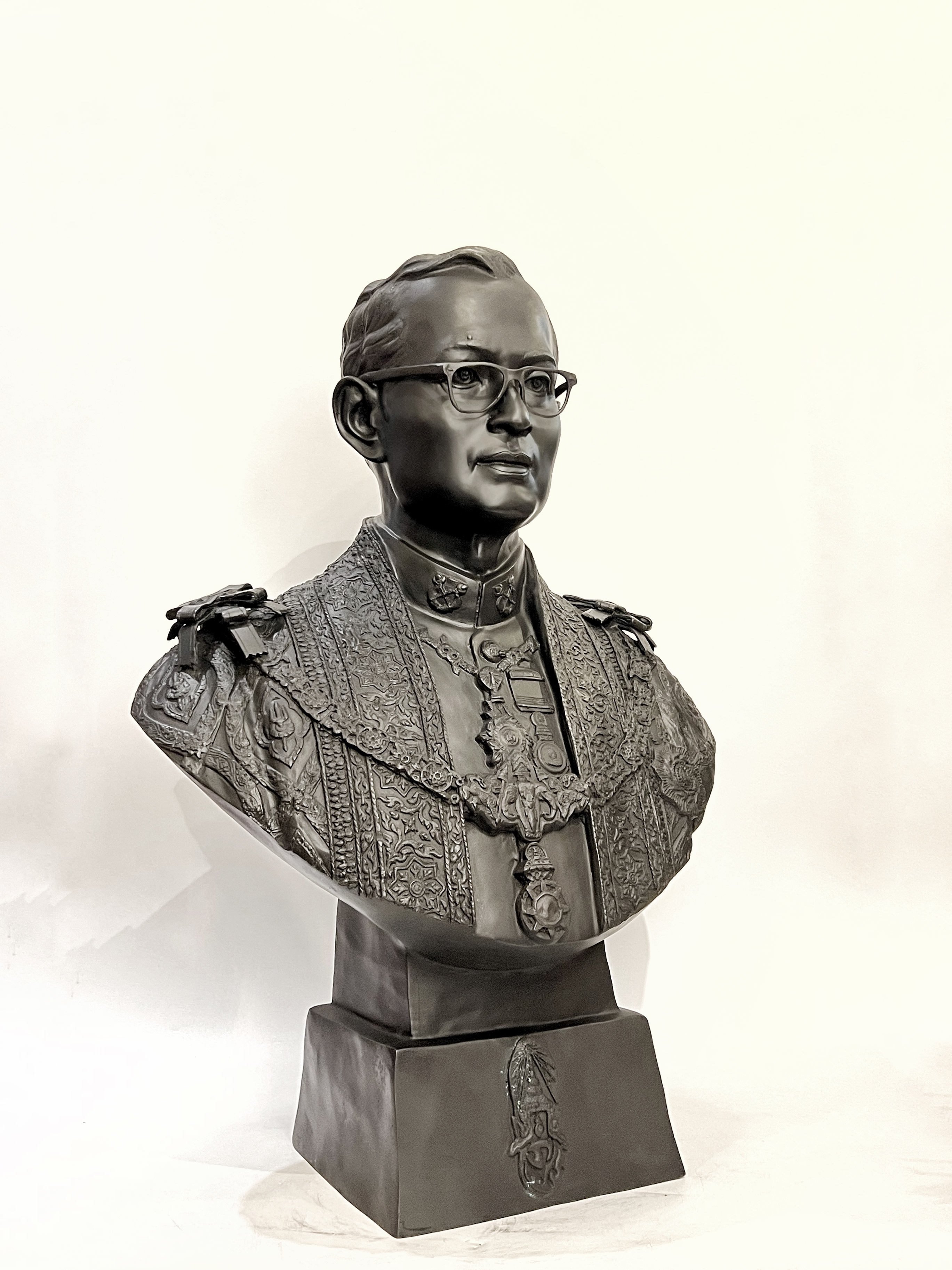 รัชกาลที่ 9 ครึ่งพระองค์ (ขนาดเท่าครึ่ง)