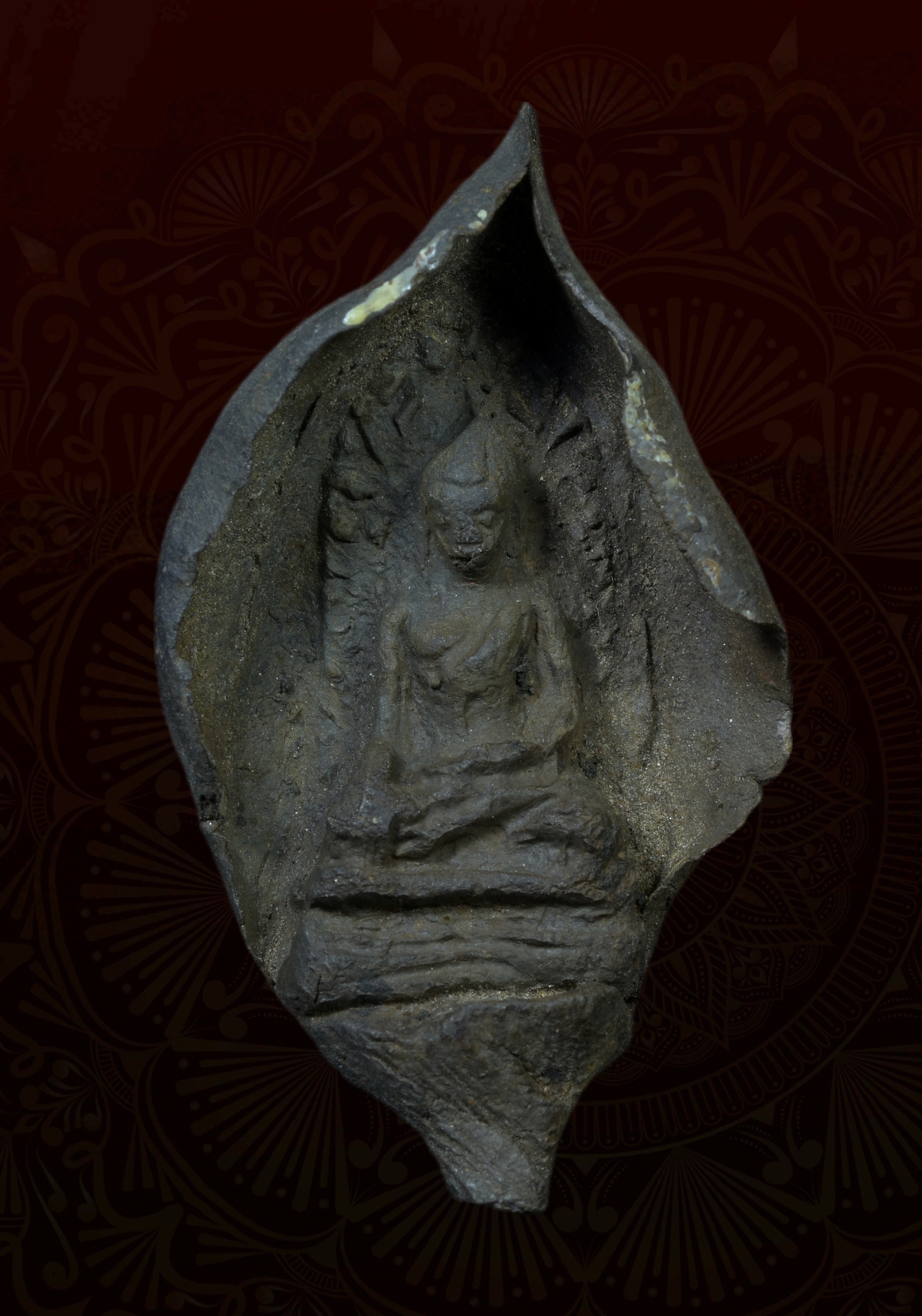 พระรอดใบโพธิ์ เนื้อดำ