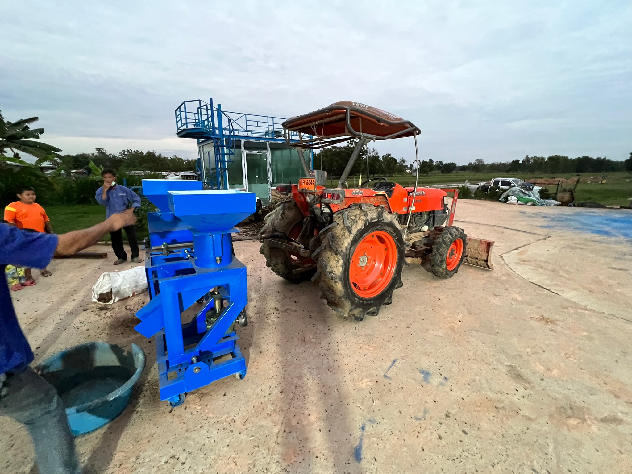 เครื่องอัดเม็ดและเครื่องตีป่น 2หัว เเบบติดรถไถนั่งขับPTO