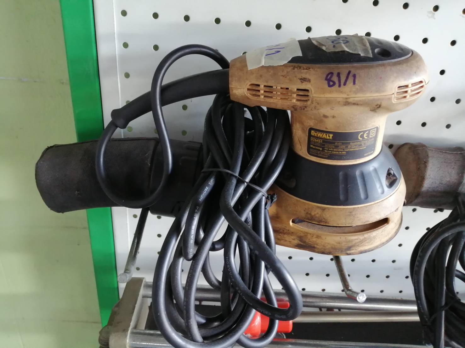 เครื่องขัดกระดาษทราย DEWALT