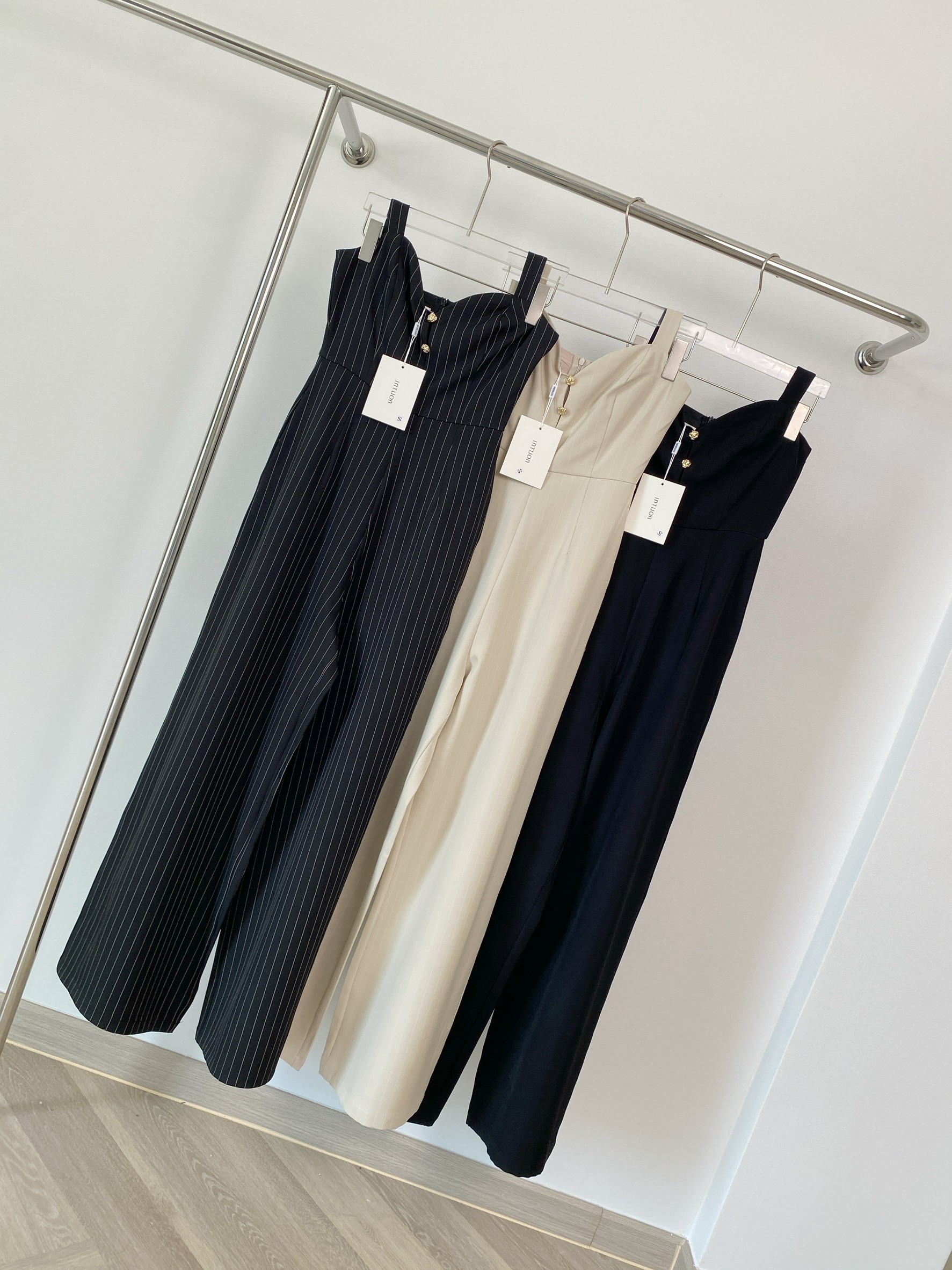 #9876 ชุดจั้มยาวขากระบอบผูกคอ แต่งกระดุมหน้า ทรงอกมีความเว้ารับอก intuon