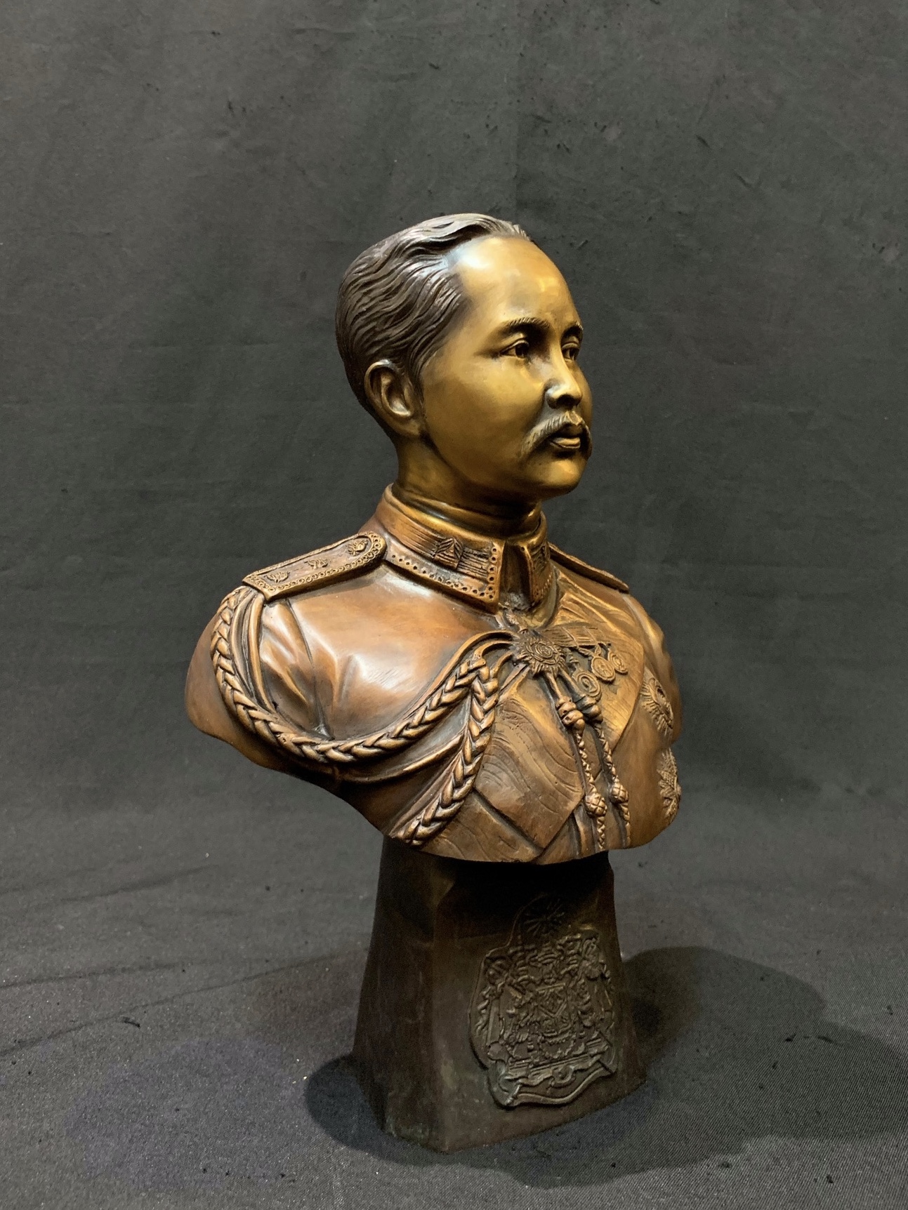 รัชกาลที่ 5 ครึ่งพระองค์ (ตราแผ่นดิน)