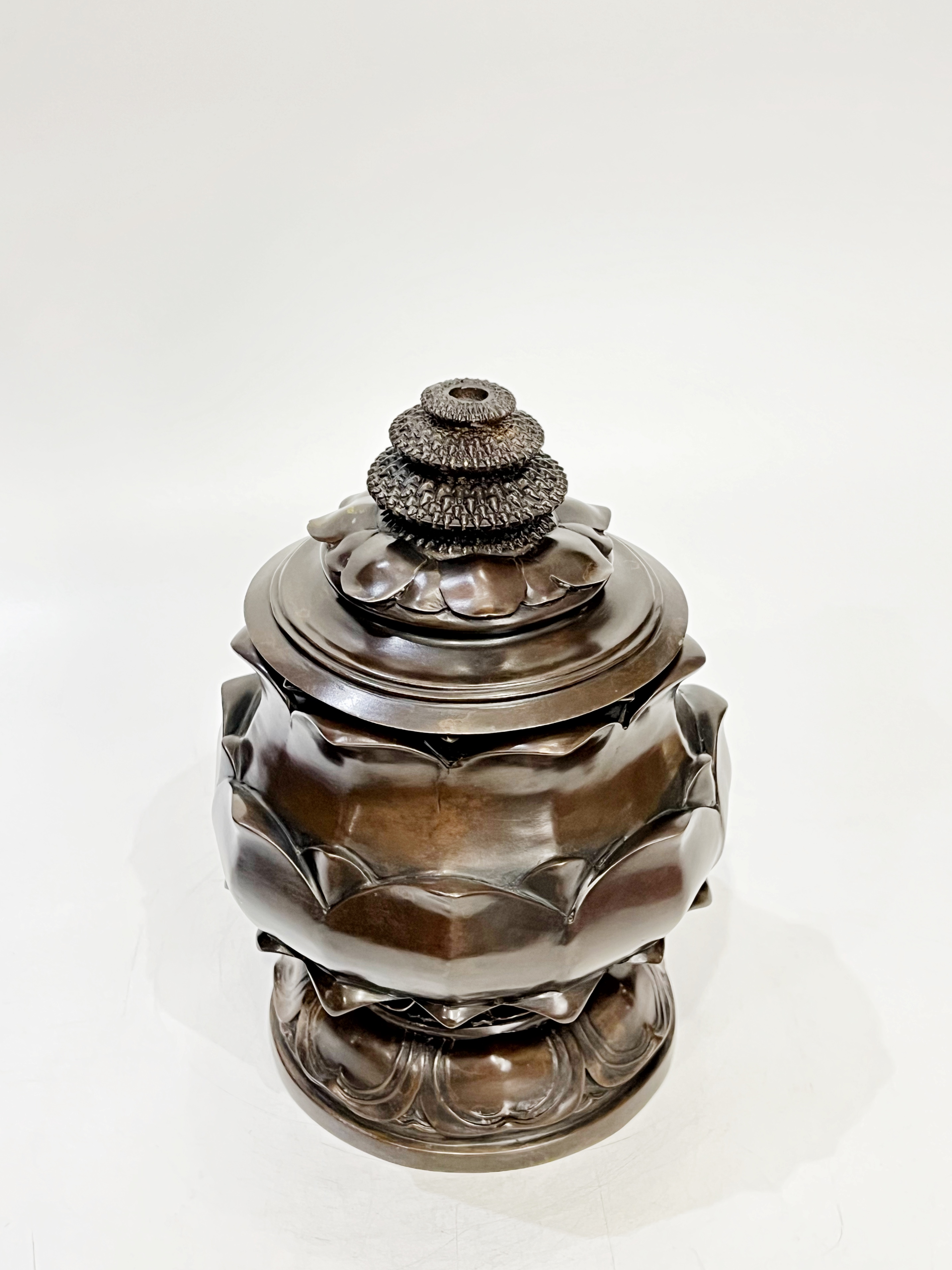 บาตรน้ำมนต์ (บัว)