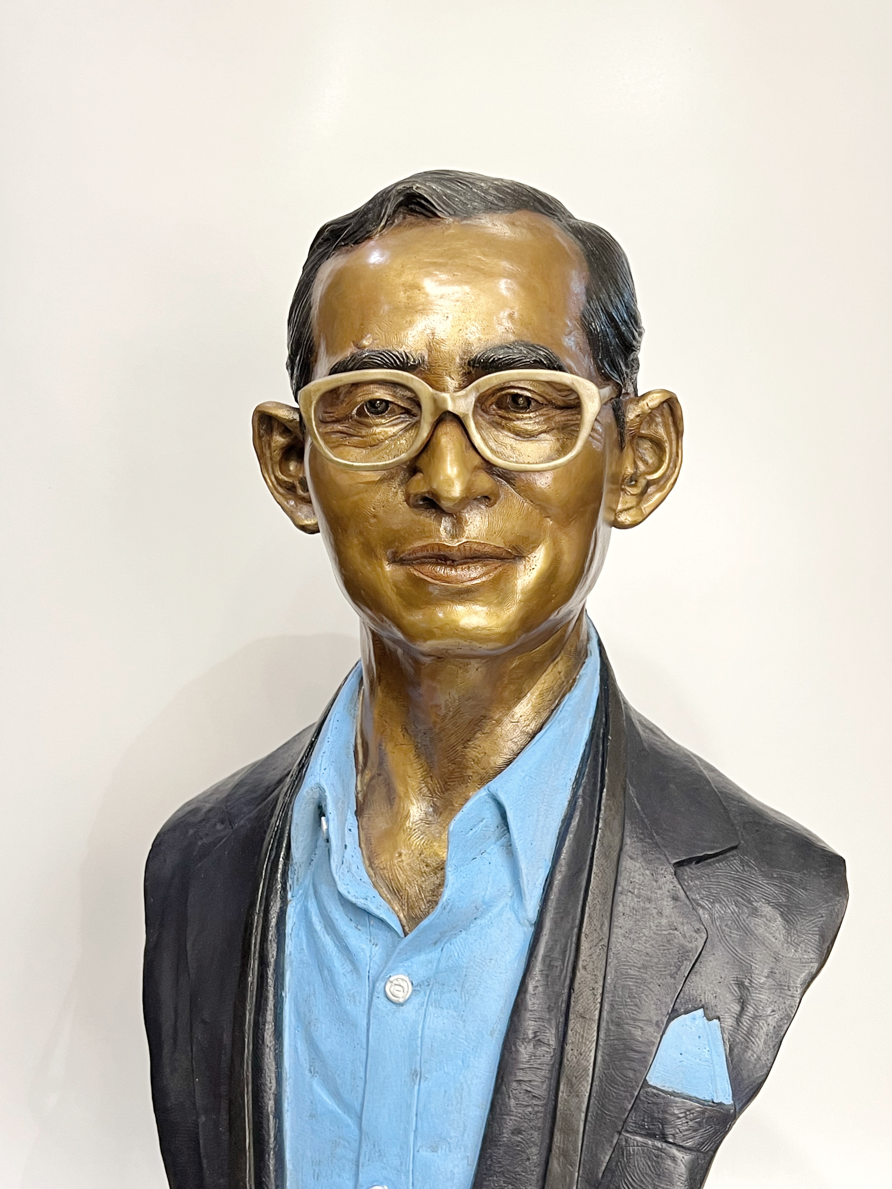 รัชกาลที่ 9 ครึ่งพระองค์ พร้อมฐานไม้มะค่า