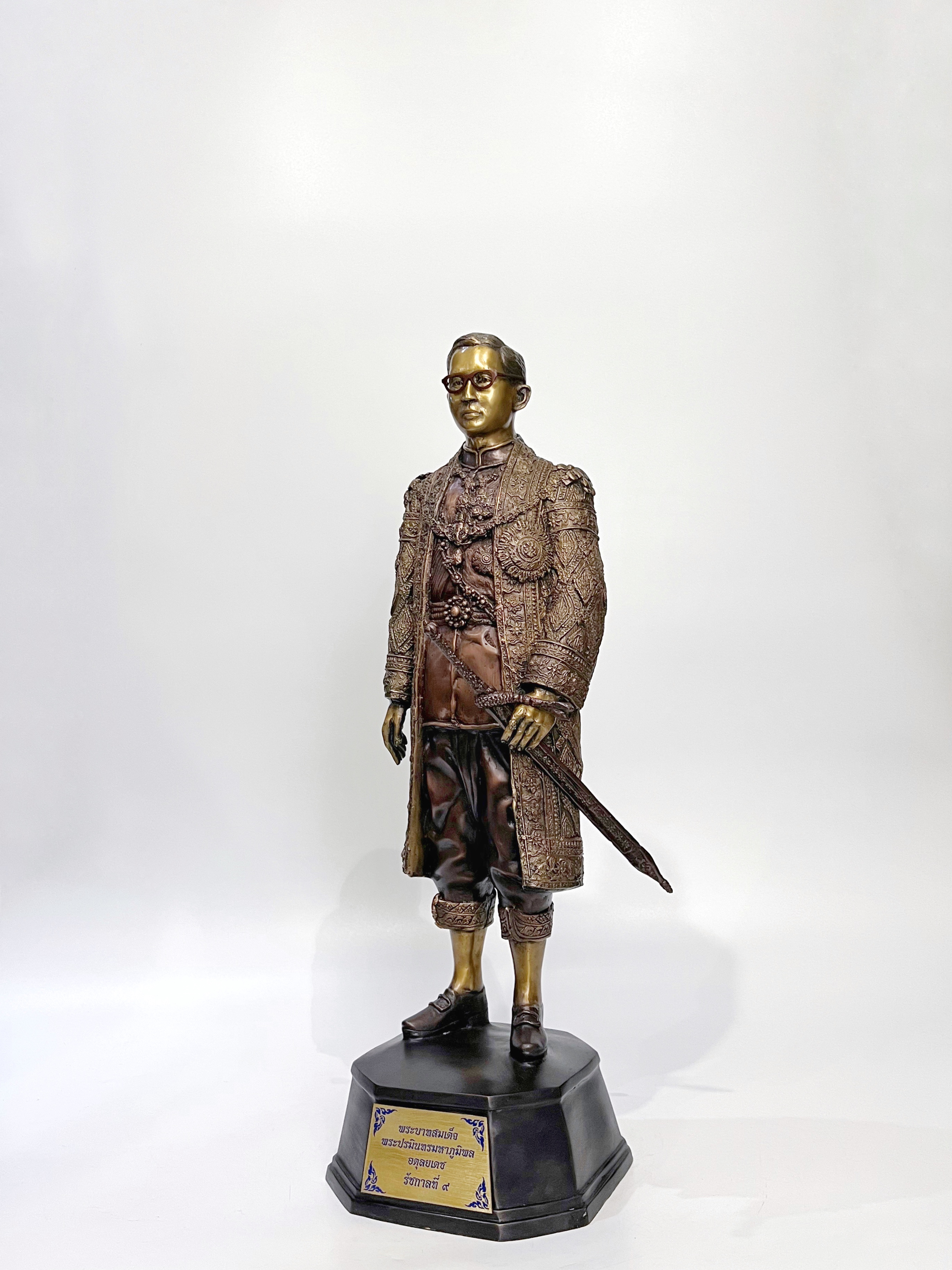 ประติมากรรมชุด 9 รัชกาล หน้าตัก 9 นิ้ว