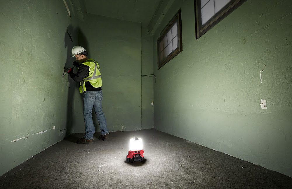 MILWAUKEE รุ่น M18 TAL-501 ไฟส่องพื้นที่ 360 องศา และส่องแสงกระจาย 90 องศาแรงดัน 18 โวลท์ พร้อมแท่นชาร์จและแบต 5.0AH x 1 ก้อน