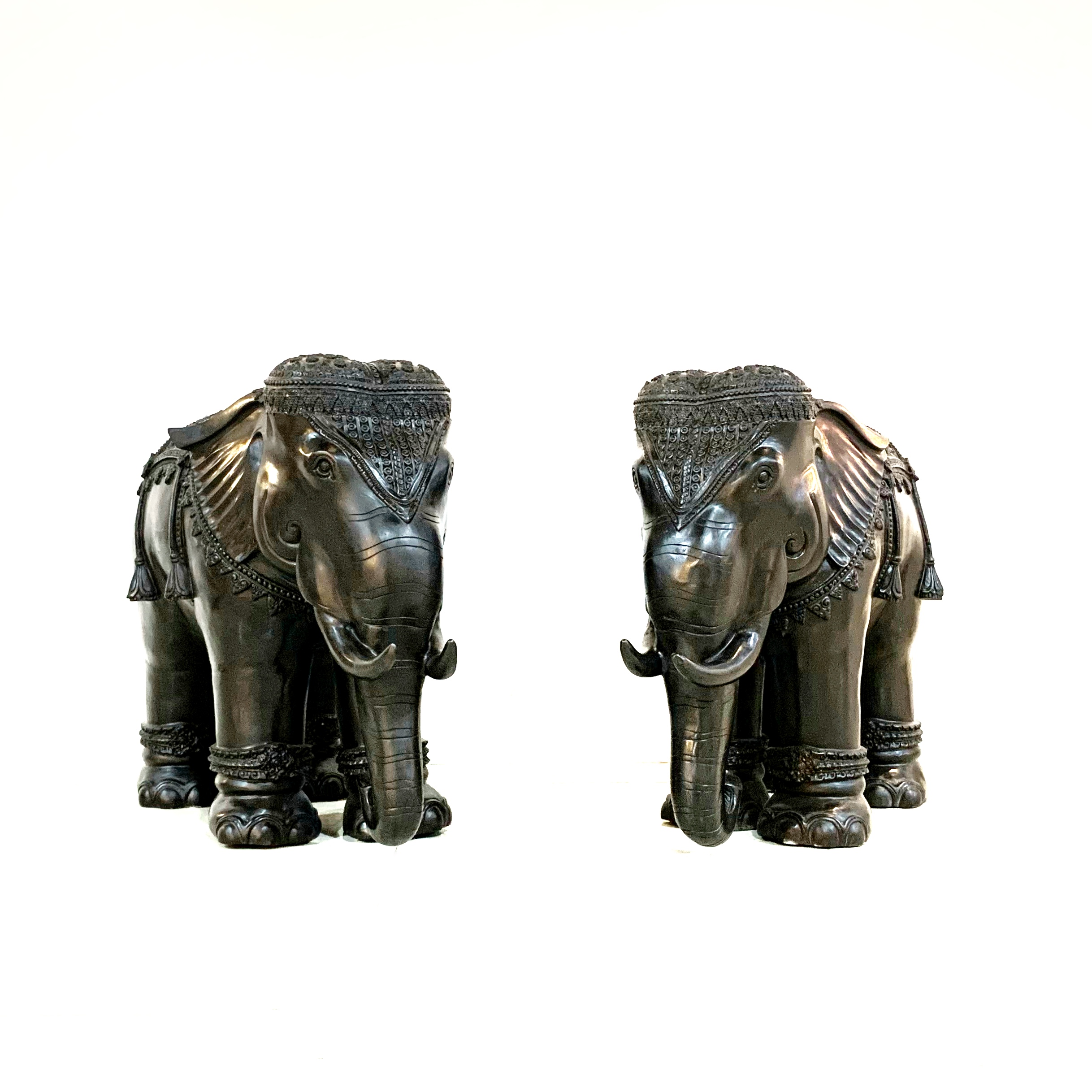 ช้าง ทรงเครื่องไทย (ราคาคู่ละ)