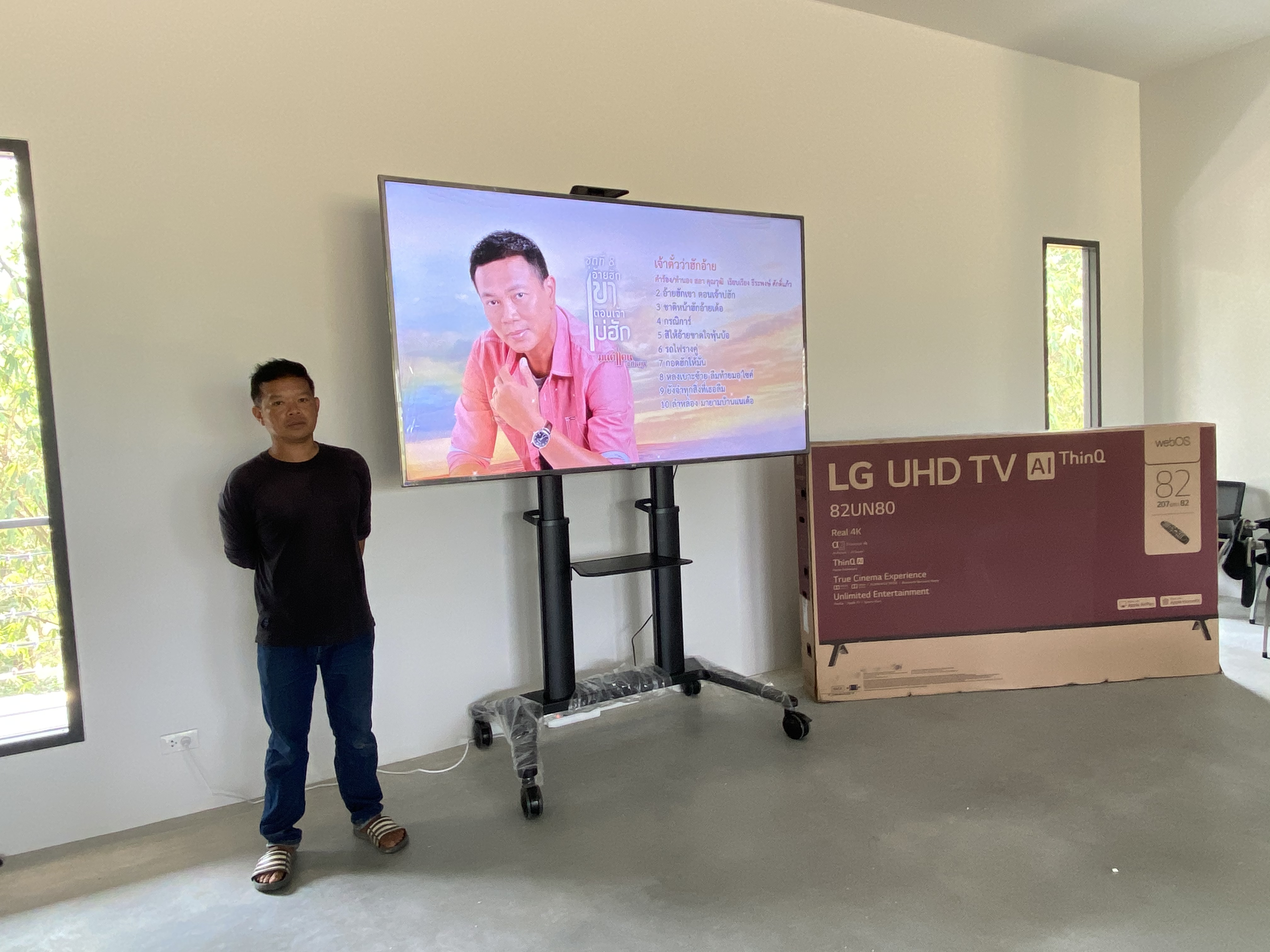 JMTVSTAND MT-F9300 ขาตั้งพื้นทีวีมีล้อเลื่อนTV Stand วัสดุ Aluminium อลูมิเนียม{สีดำ} แข็งแรง สวยหรู ทรงทันสมัย รองรับทีวี 70"-120"นิ้ว{รับประกัน 3 ปี }0964746498