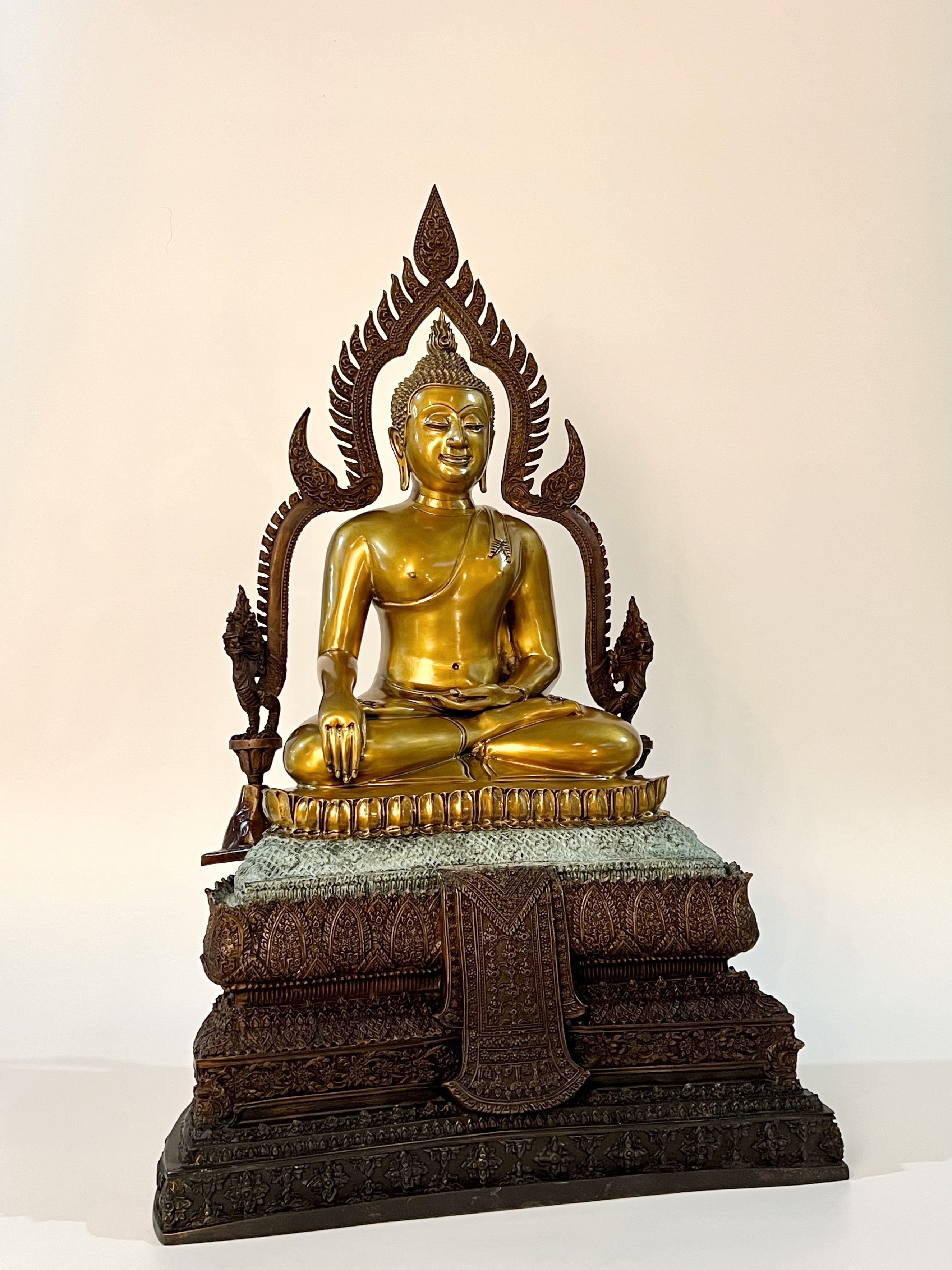 หลวงพ่อเพชร หน้าตัก 9 นิ้ว