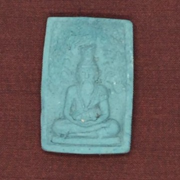 พ่อแก่ เนื้อผง สีเขียวอ่อนอมฟ้า ด้านหลังเป็นองค์พระพิฆเนศ งานสวยมาก Thai amulet