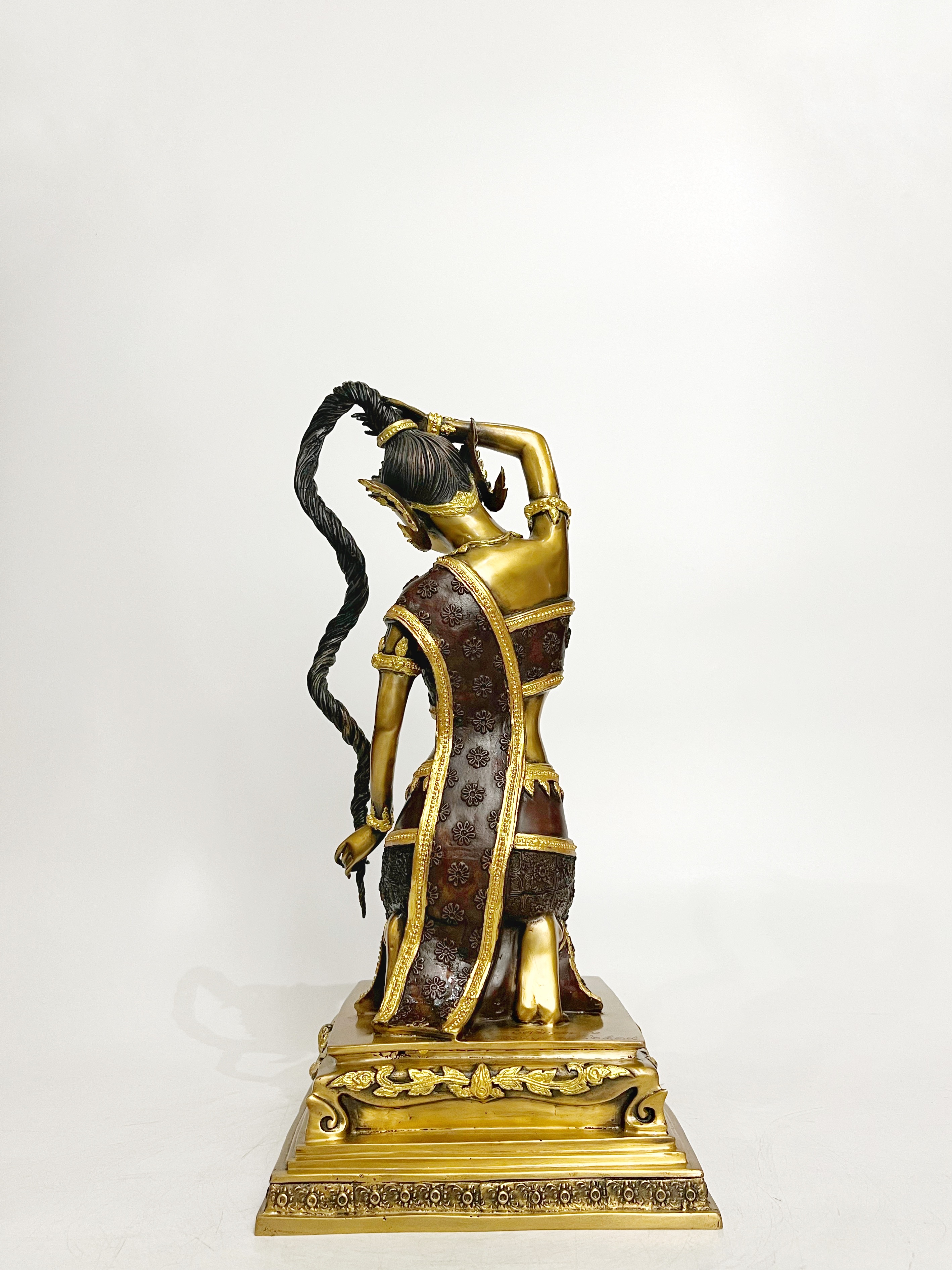 พระแม่ธรณีบีบมวยผม หน้าตัก 9 นิ้ว