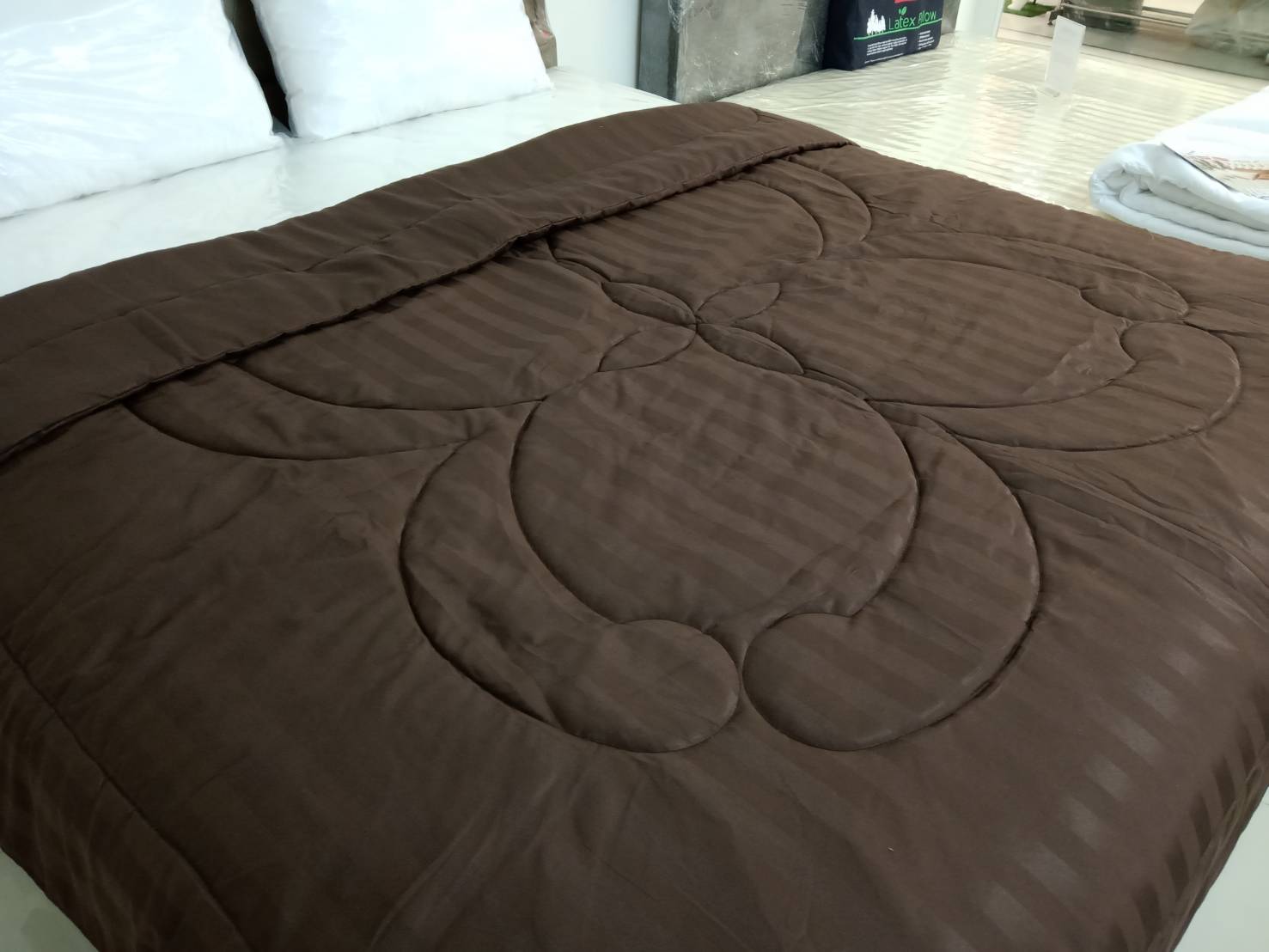 ชุดผ้าปูที่นอน พร้อมผ้านวม ครบเซต ผลิตในไทย ผ้า Super Soft สีพื้นลายริ้ว