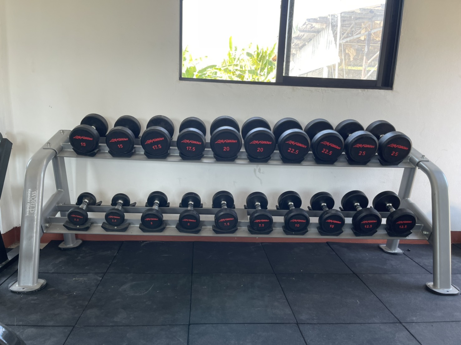 ดัมเบลหุ้มด้วยยางขนาด 2.5kg-25kg จำนวน 10 คู่พร้อมชั้นวางกว้าง50cmยาว258cmสูง85cm