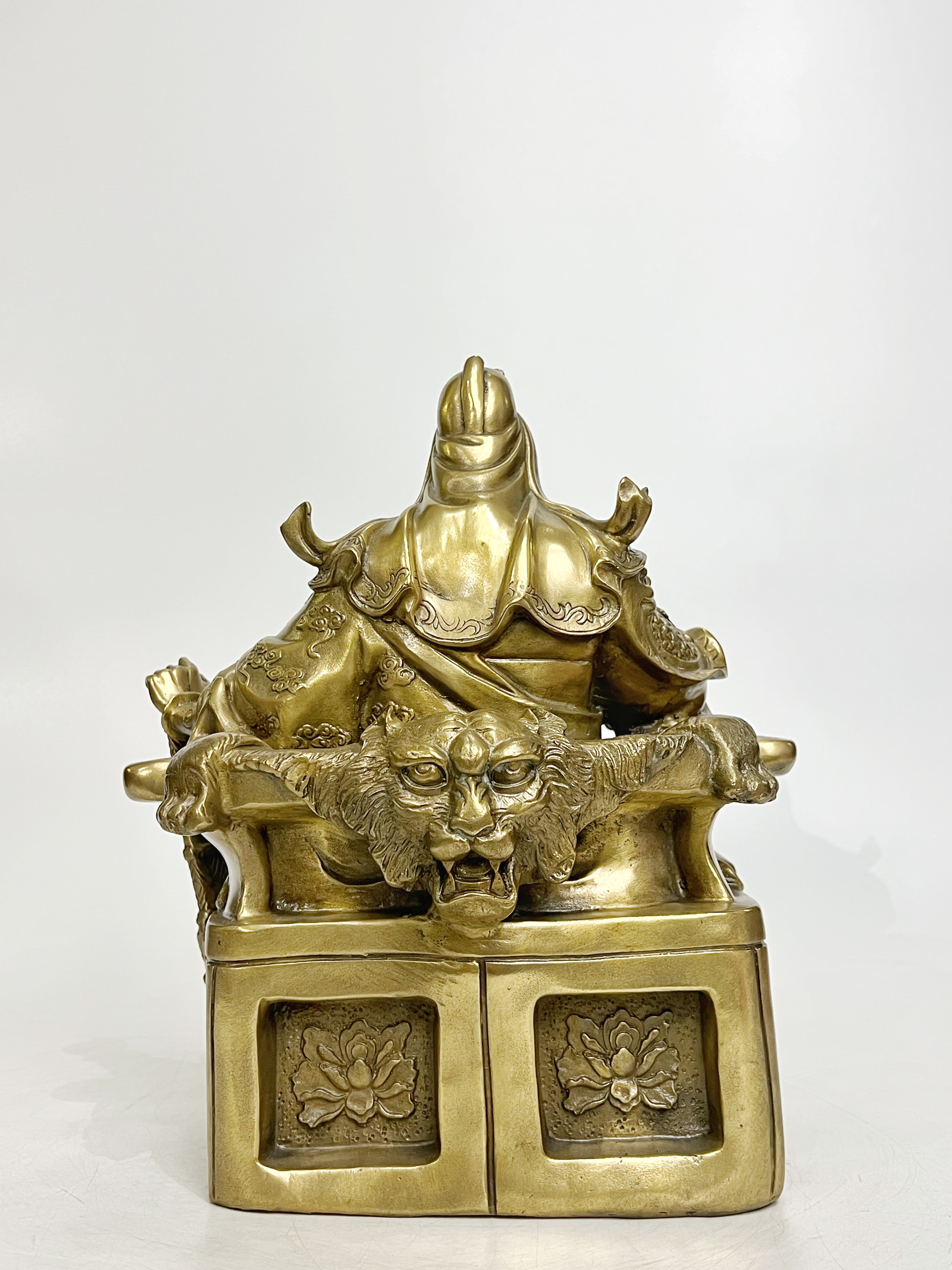 เทพเจ้ากวนอู ปางนั่งอ่านตำราพิชัยสงคราม หน้าตัก 8 นิ้ว