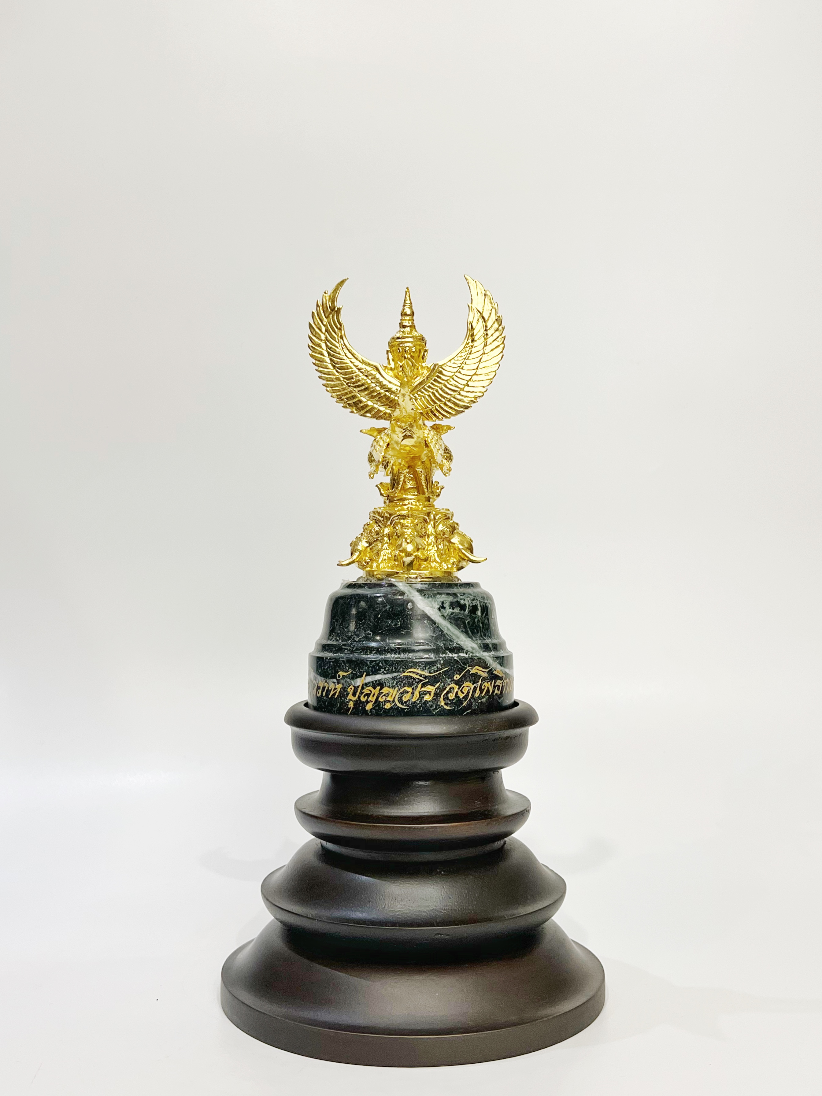 พญาครุฑ องค์บูชา รุ่น มหาเศรษฐี สูง 8 นิ้ว (ขนาดกลาง) พร้อมฐานมะค่า