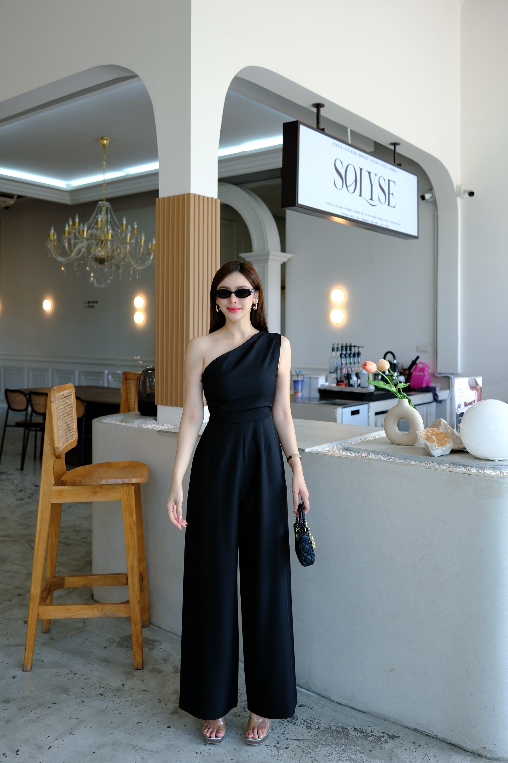 #5512 Eira Jumpsuit จั๊มยาวไหล่เดียว ผ้าดีเนื้อเรียบ ทิ้งตัวสวย ช่วงบนซับในอย่างดี งานเพิ่มกระเป๋าข้างสองฝั่ง Thitiya