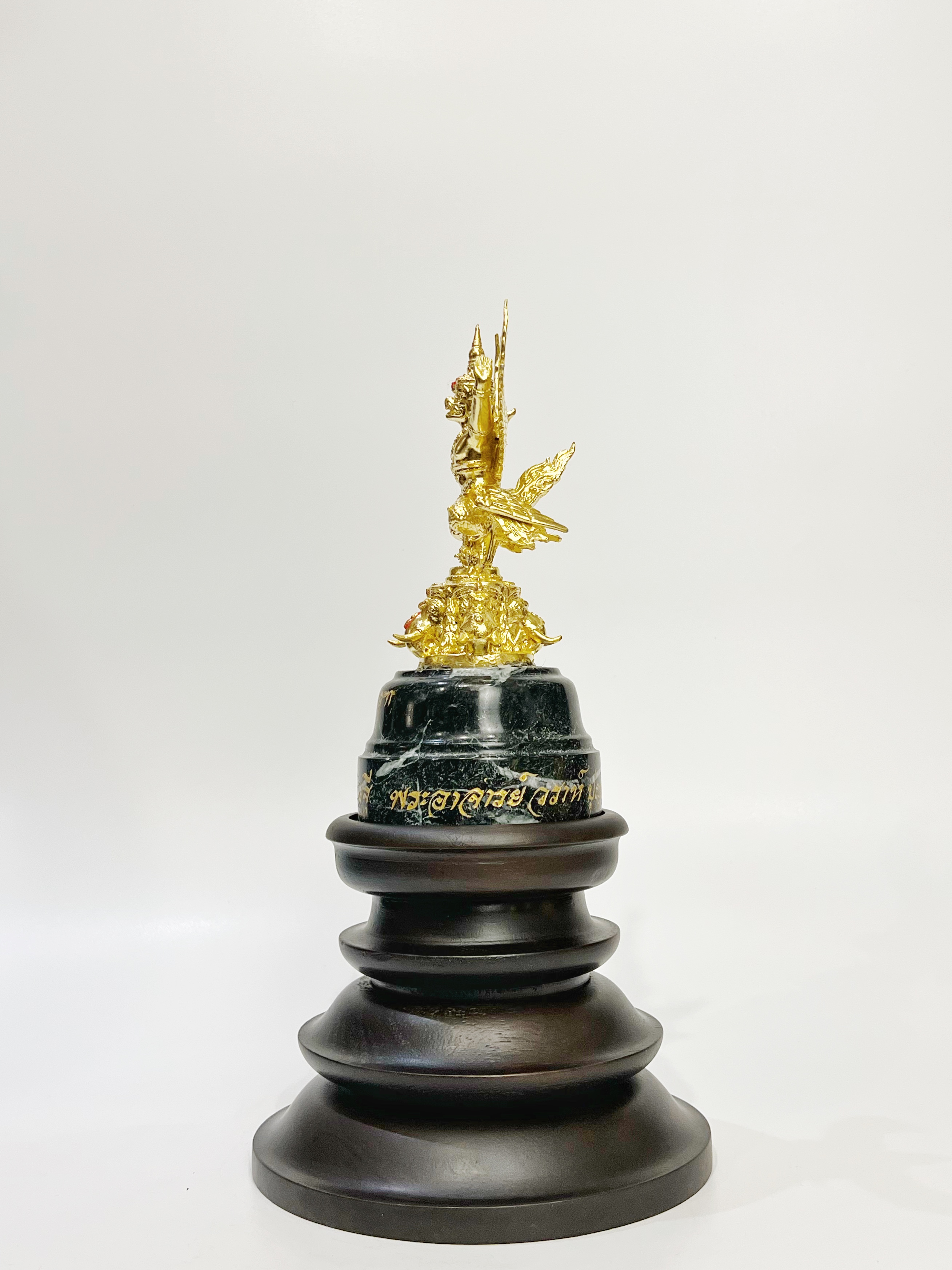 พญาครุฑ องค์บูชา รุ่น มหาเศรษฐี สูง 8 นิ้ว (ขนาดกลาง) พร้อมฐานมะค่า