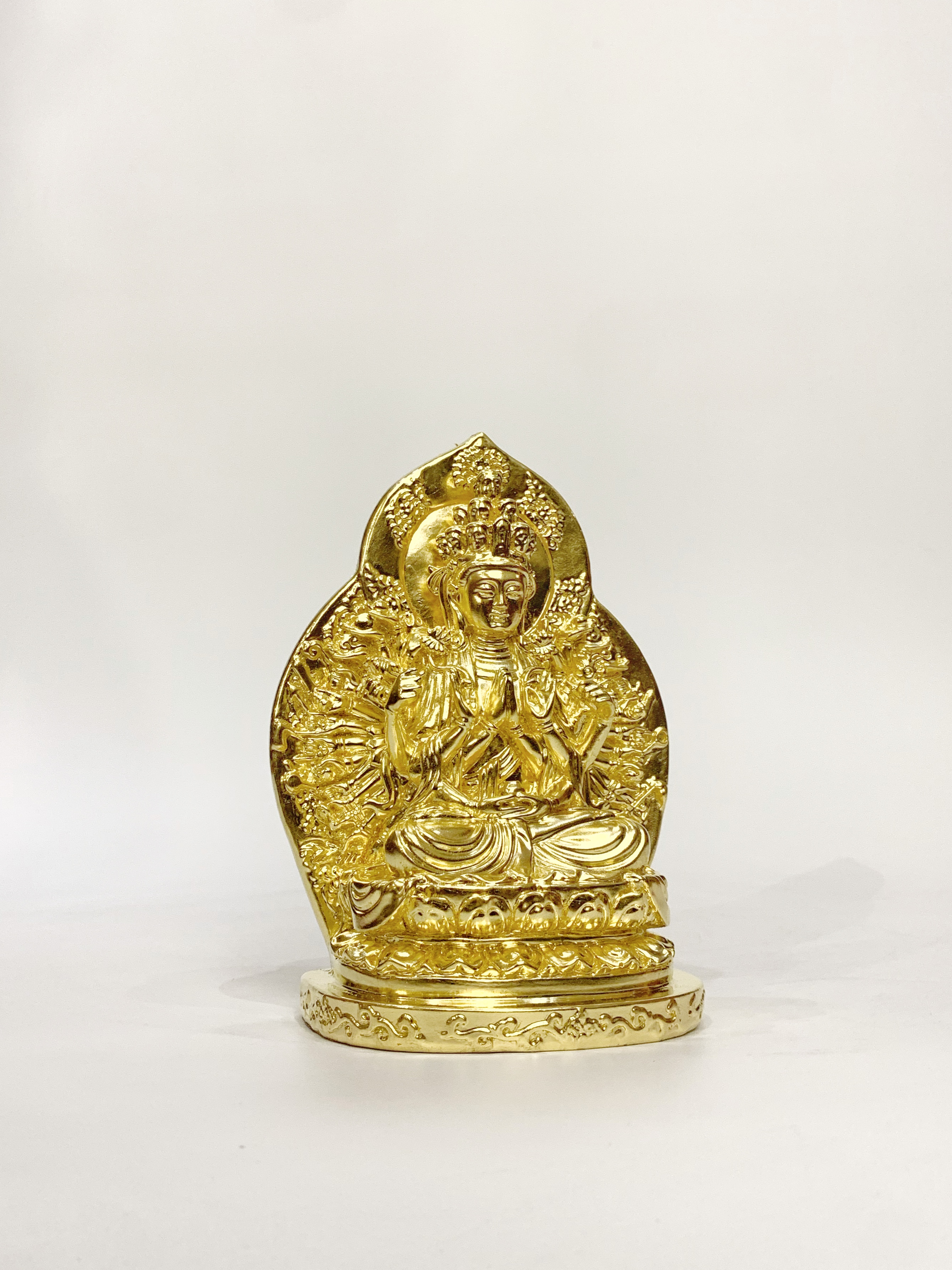 พระโพธิสัตว์กวนอิม เจ้าแม่กวนอิม ปางพันมือ (นั่ง)