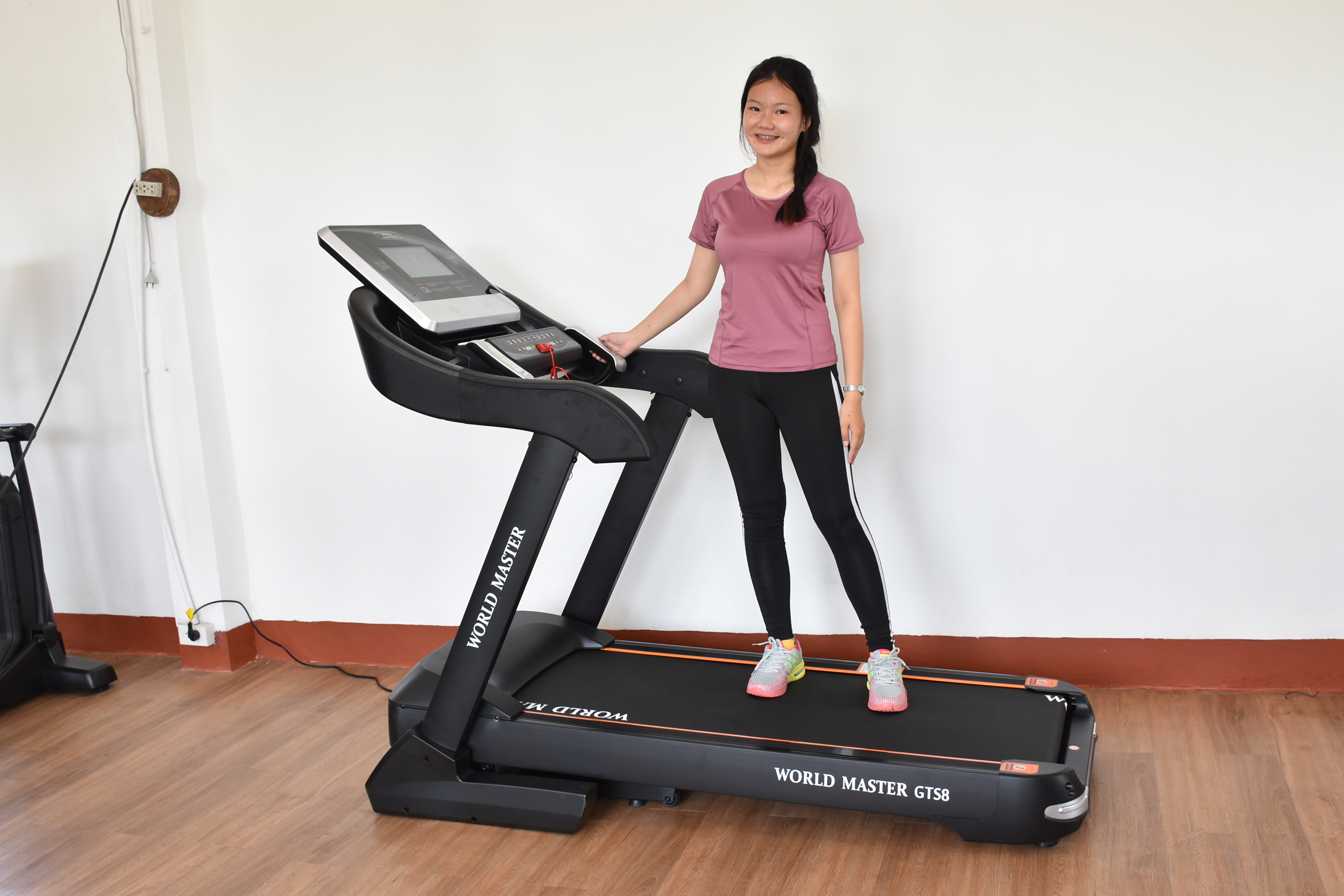 ลู่วิ่งไฟฟ้าWORLD MASTER GTS8มอเตอร์ 4.5แรงม้าเล่นinternet WIFIทัชสกรีน