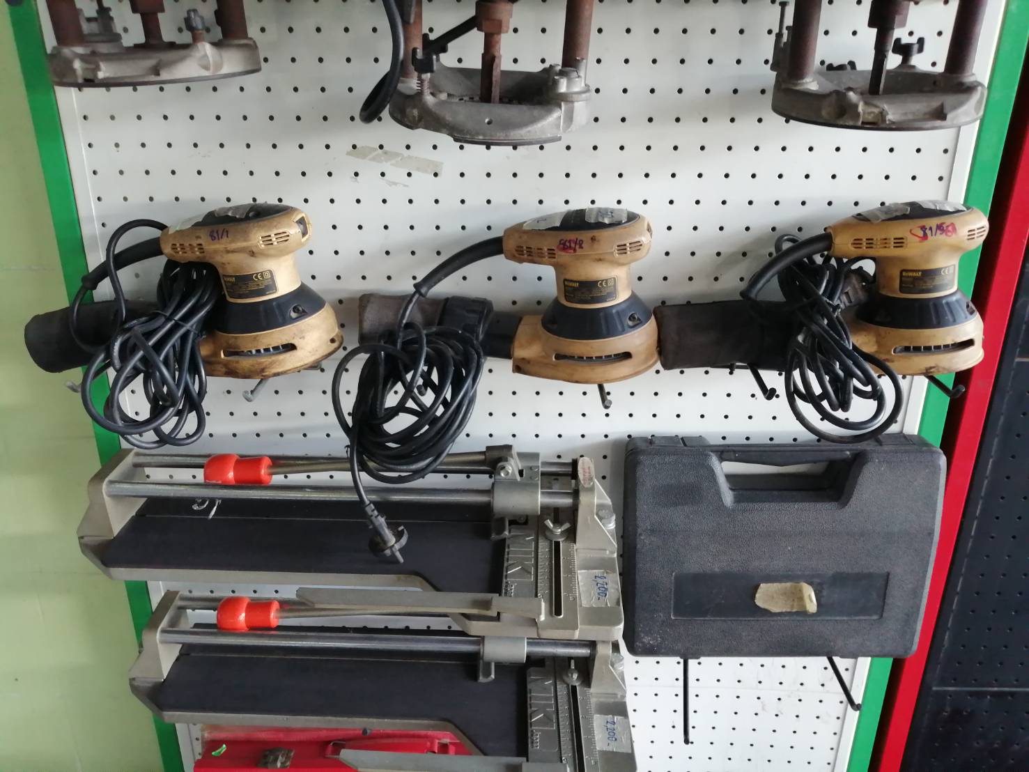 เครื่องขัดกระดาษทราย DEWALT