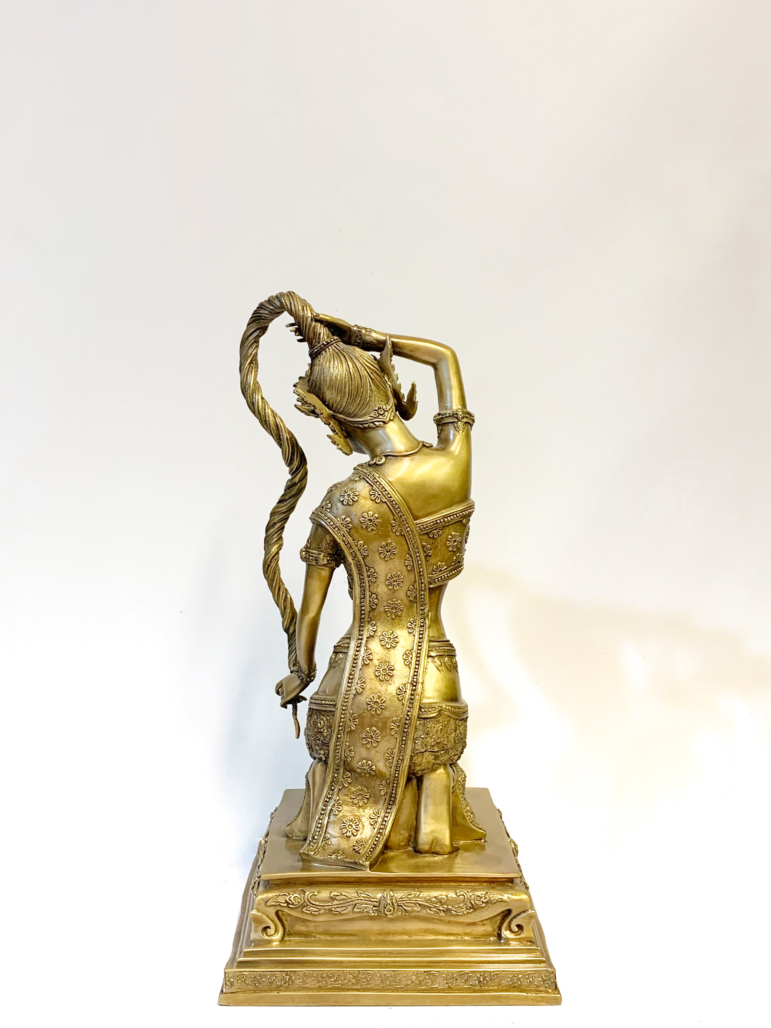 พระแม่ธรณีบีบมวยผม หน้าตัก 9 นิ้ว